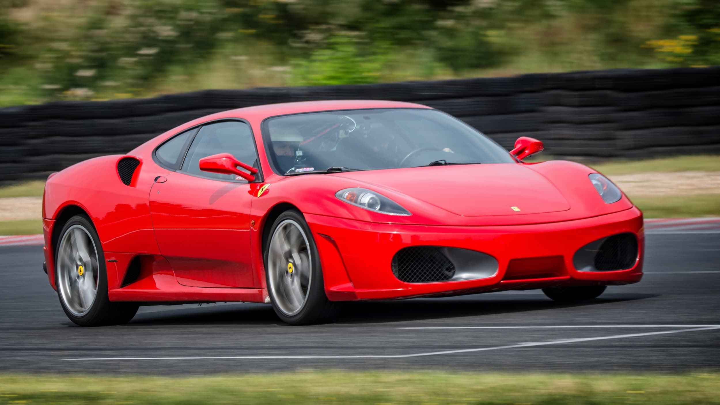 Pojedynek Ferrari F430 vs. Nissan GTR | 4 okrążenia | Wiele Lokalizacji | Wyjątkowy Prezent