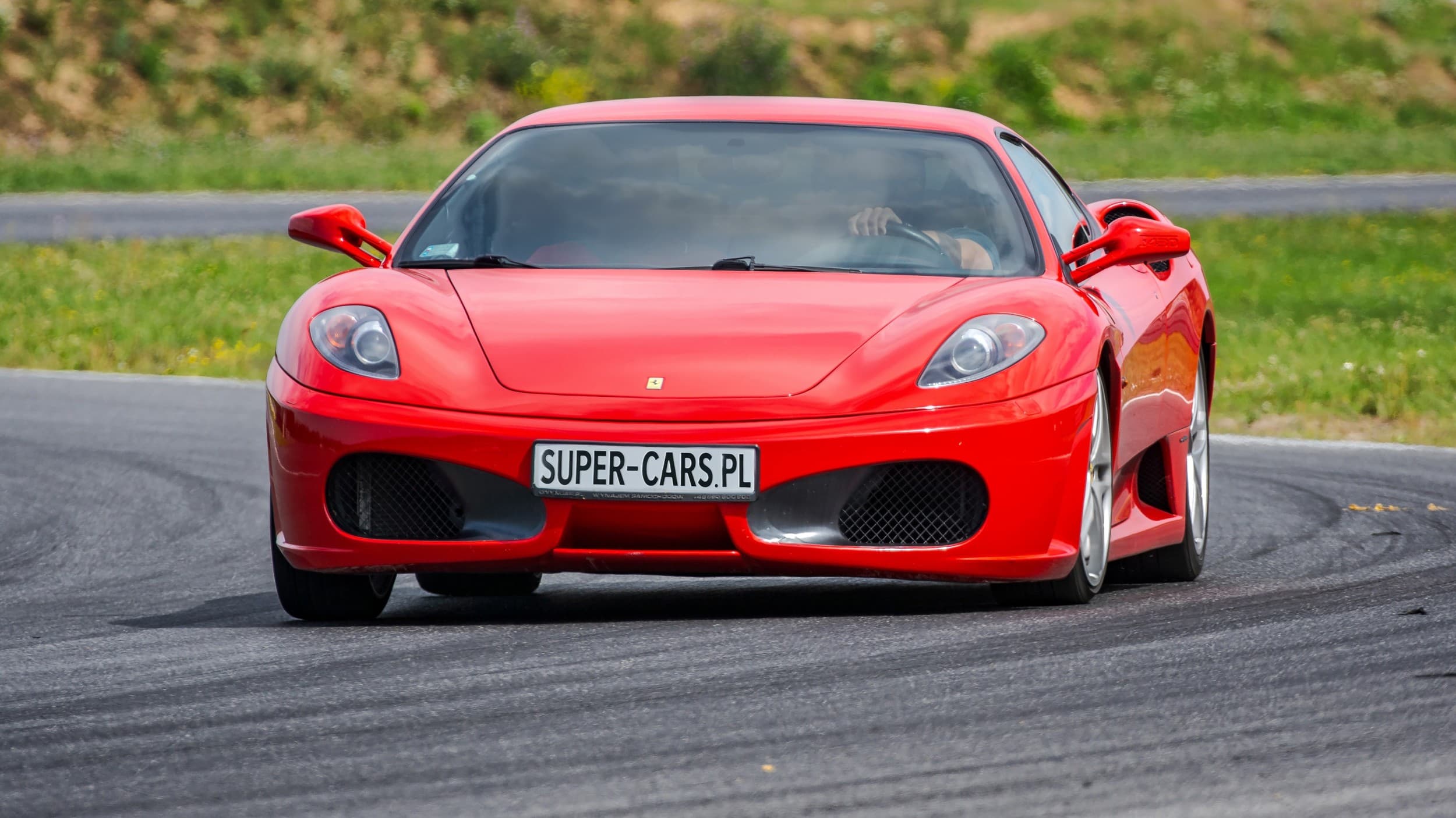 Pojedynek Ferrari F430 vs. Nissan GTR | 4 okrążenia | Wiele Lokalizacji | Wyjątkowy Prezent