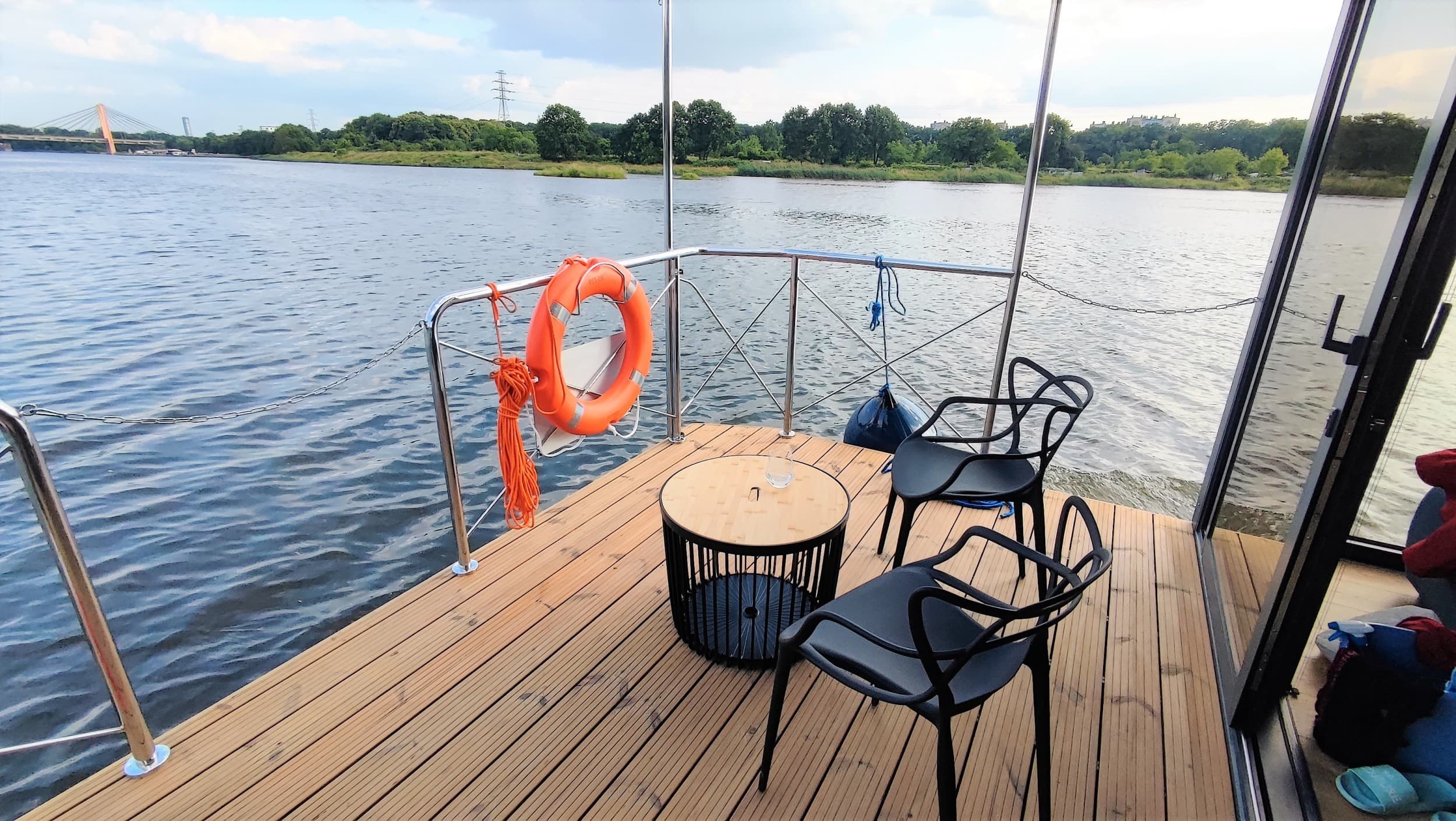 Odprężający Pobyt w Domku na Wodzie (2 Noce, 1-7  Osób) | HouseBoat Odra | Uraz | Wyjątkowy Prezent