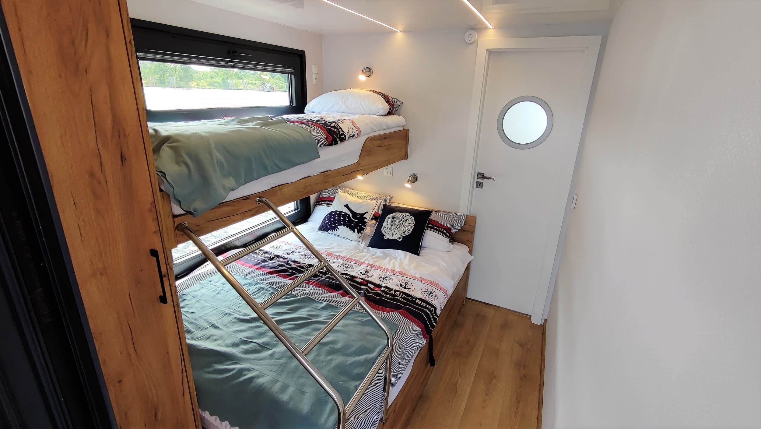 Odprężający Pobyt w Domku na Wodzie (1 Noc, 1-7 Osób) | HouseBoat Odra | Uraz | Wyjątkowy Prezent
