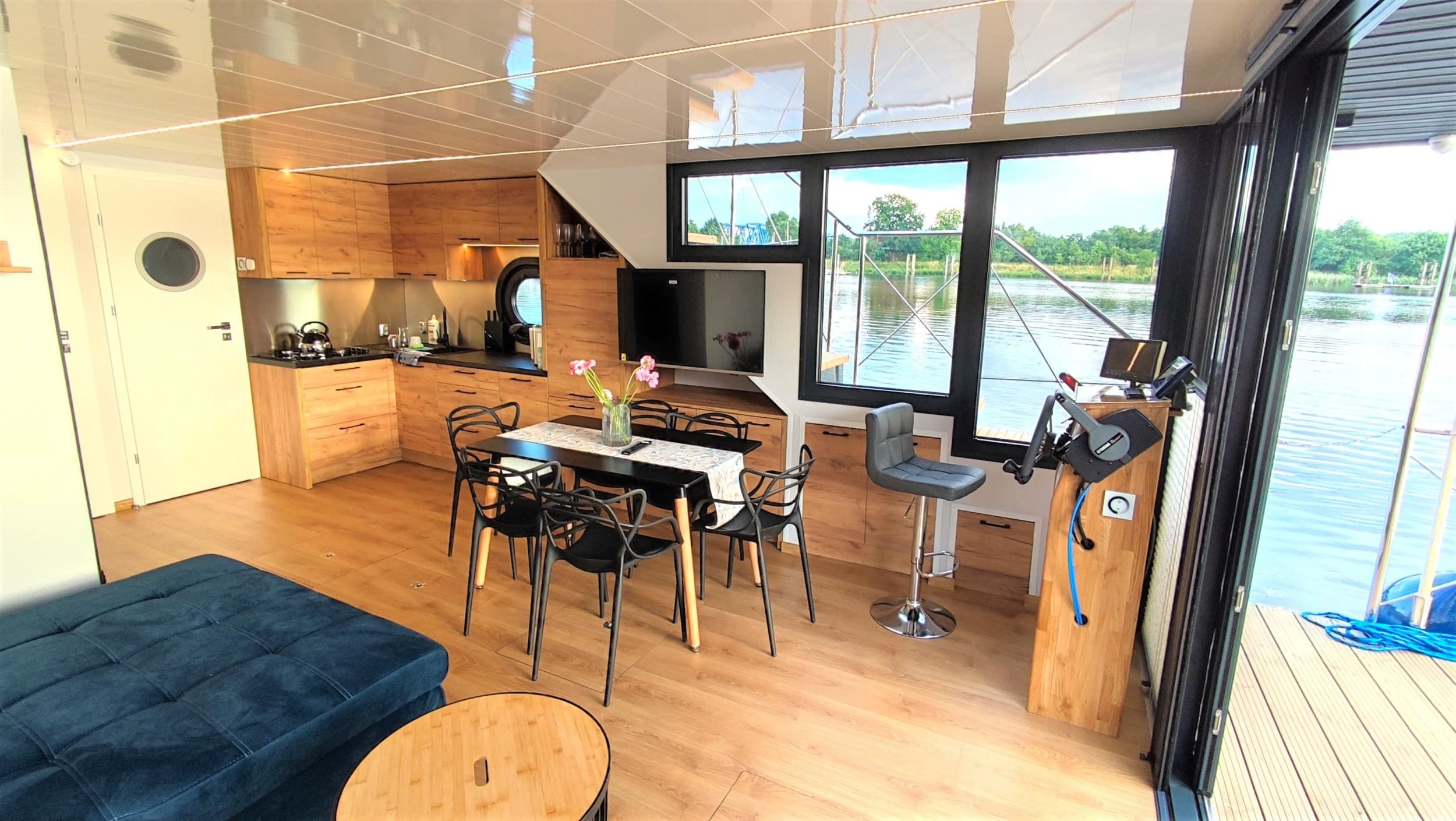 Odprężający Pobyt w Domku na Wodzie (1 Noc, 1-7 Osób) | HouseBoat Odra | Uraz | Wyjątkowy Prezent