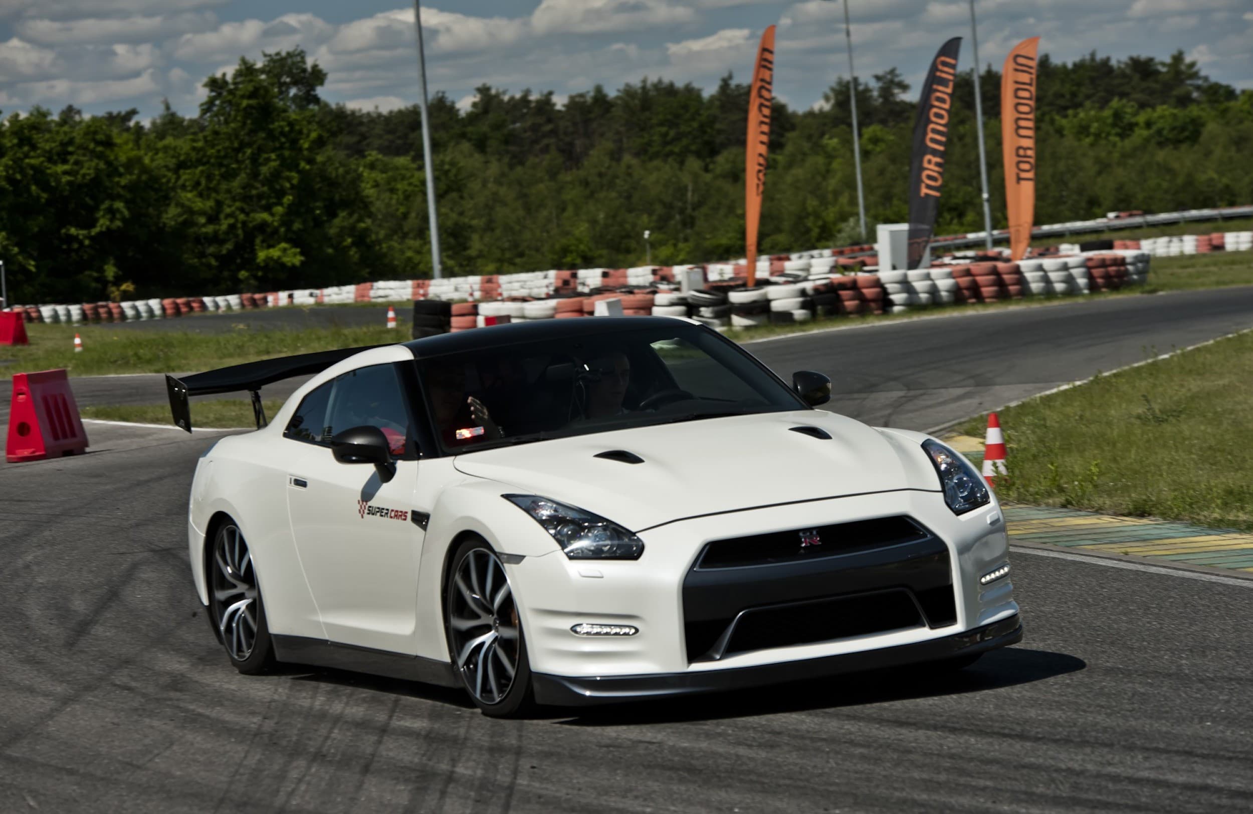 Jazda Nissanem GTR VIP Extreme | 2 okrążenia | Wiele Lokalizacji | Wyjątkowy Prezent