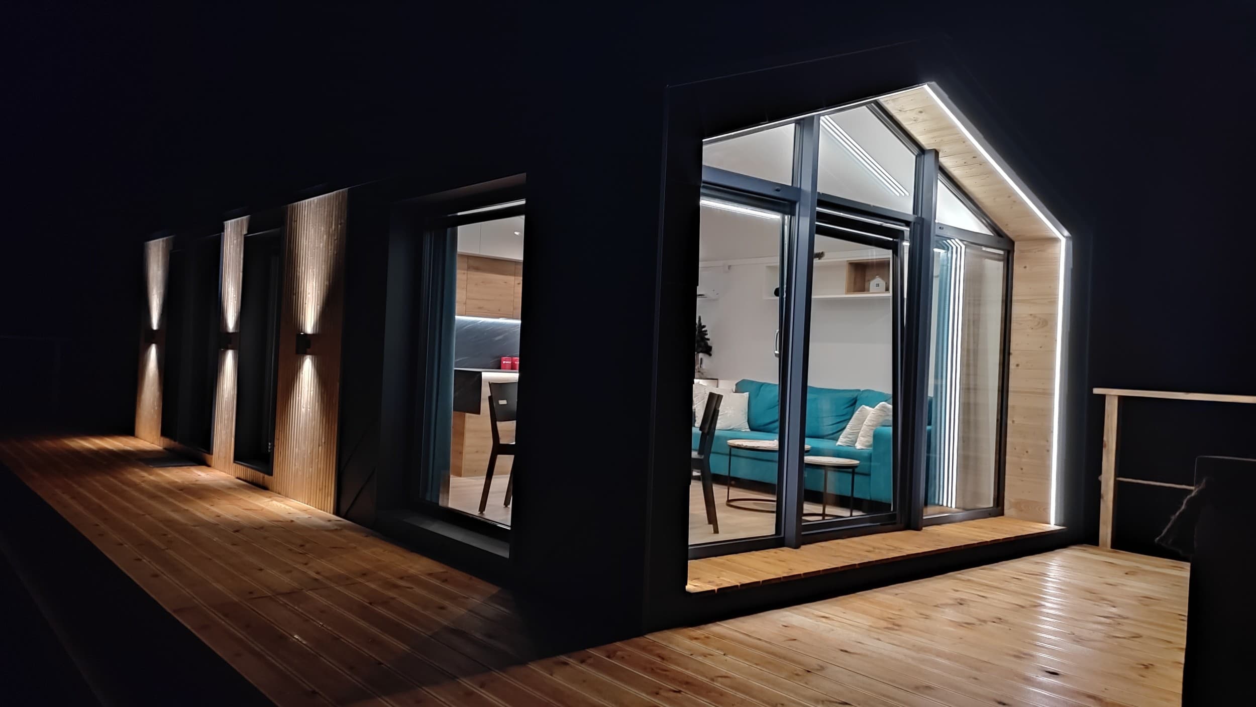 Odprężający Pobyt w Domku na Skraju Rzeki (1 Noc, 1-6 Osób) | HouseBoat Odra | Uraz | Wyjątkowy Prezent