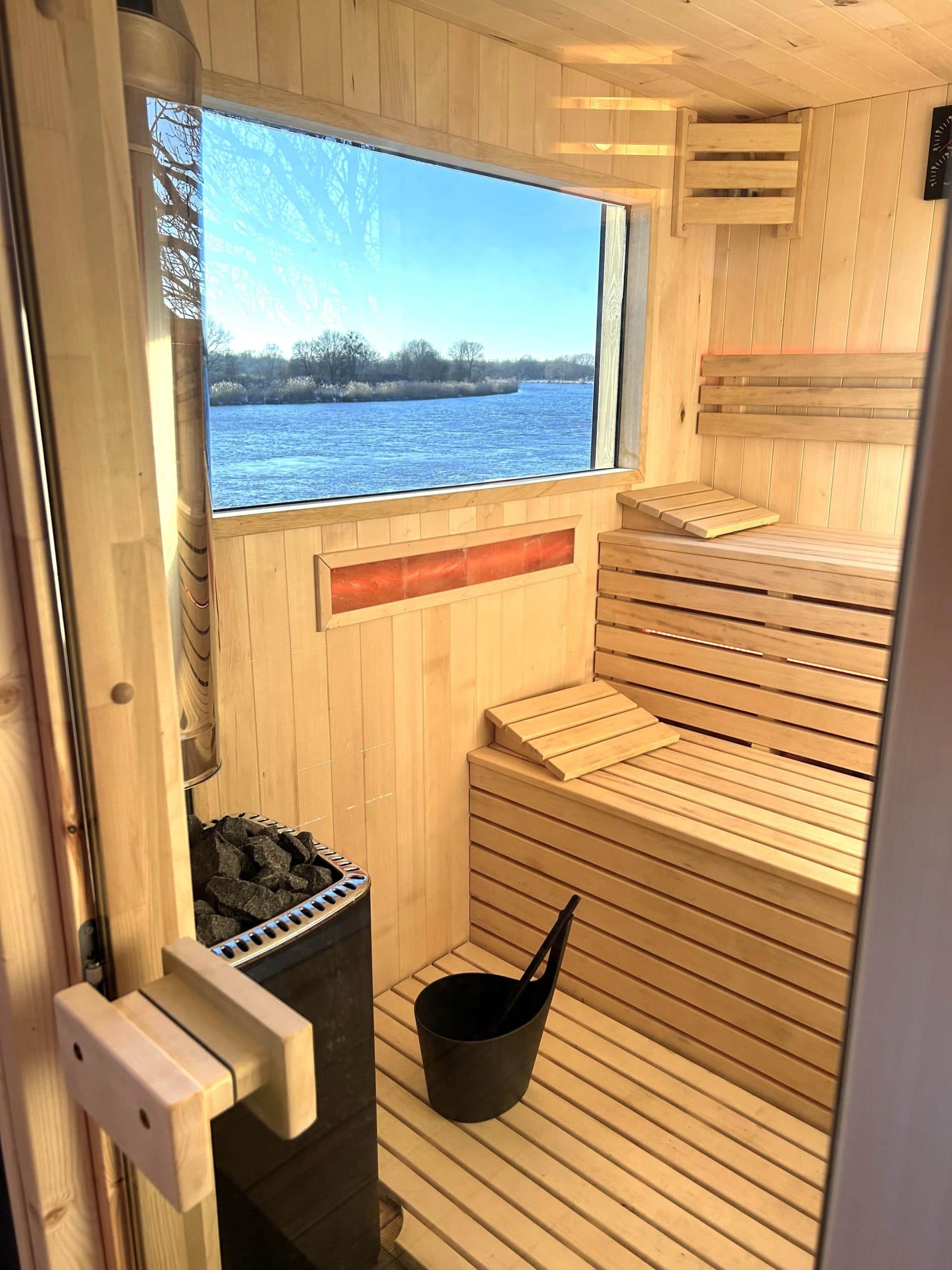 Odprężający Pobyt w Domku na Skraju Rzeki (1 Noc, 1-6 Osób) | HouseBoat Odra | Uraz | Wyjątkowy Prezent