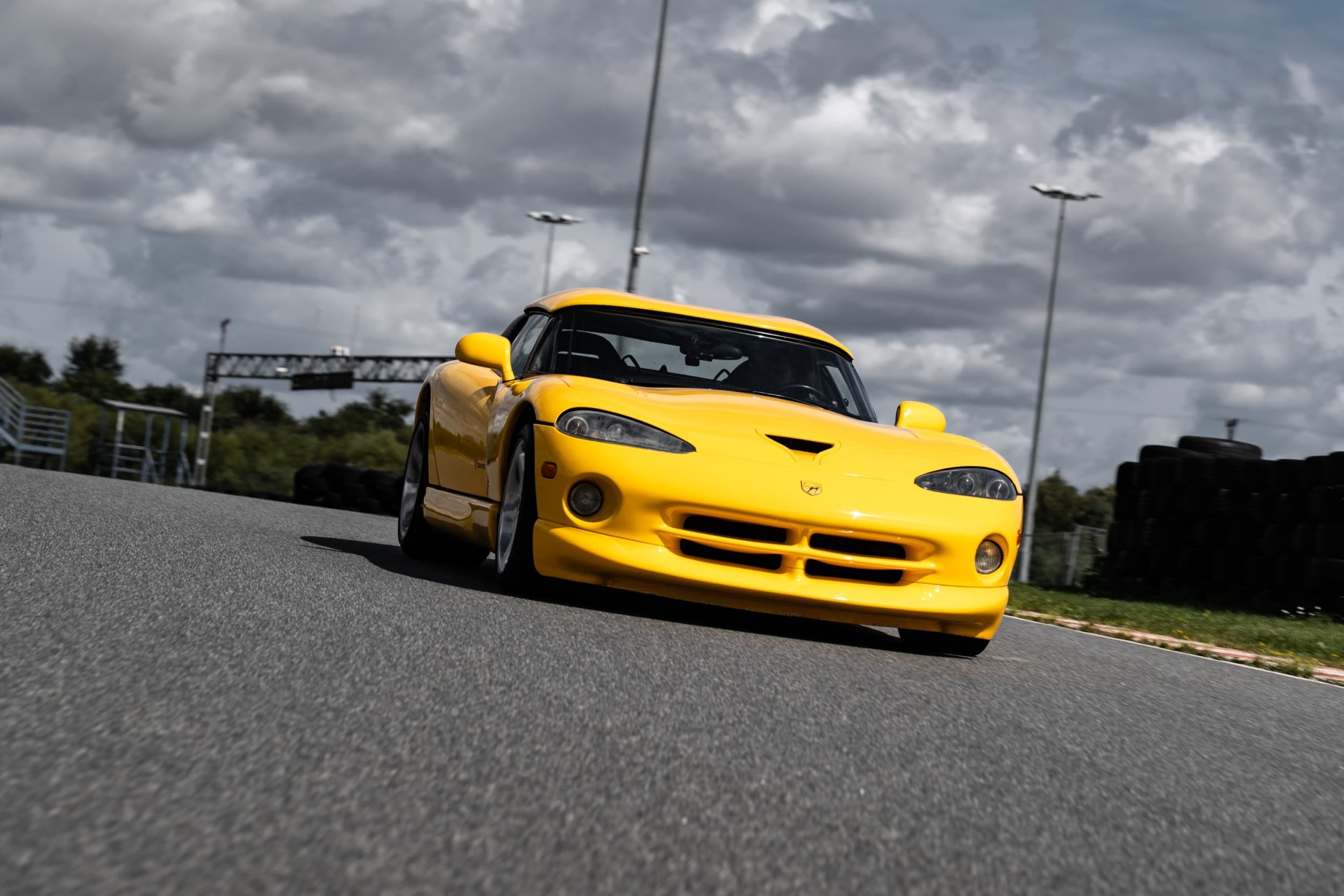 Pojedynek Lamborghini Gallardo vs. Dodge Viper | 2 okrążenia | Tor Główny Poznań | Wyjątkowy Prezent