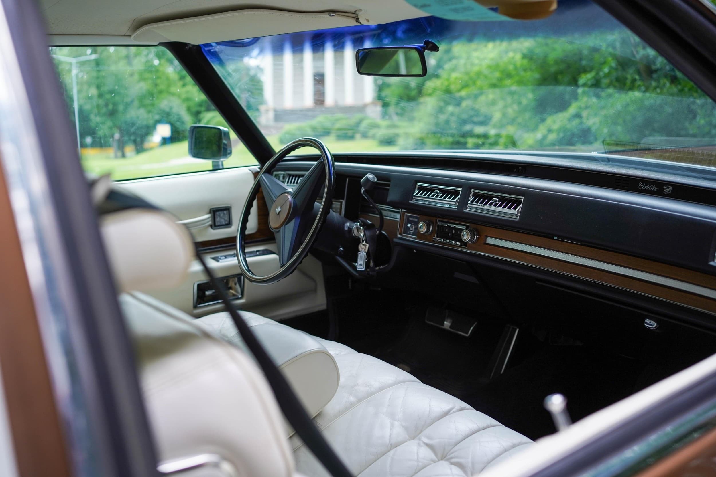 Przejazd Zabytkowym Cadillakiem DeVille | Poznań | Wyjątkowy Prezent