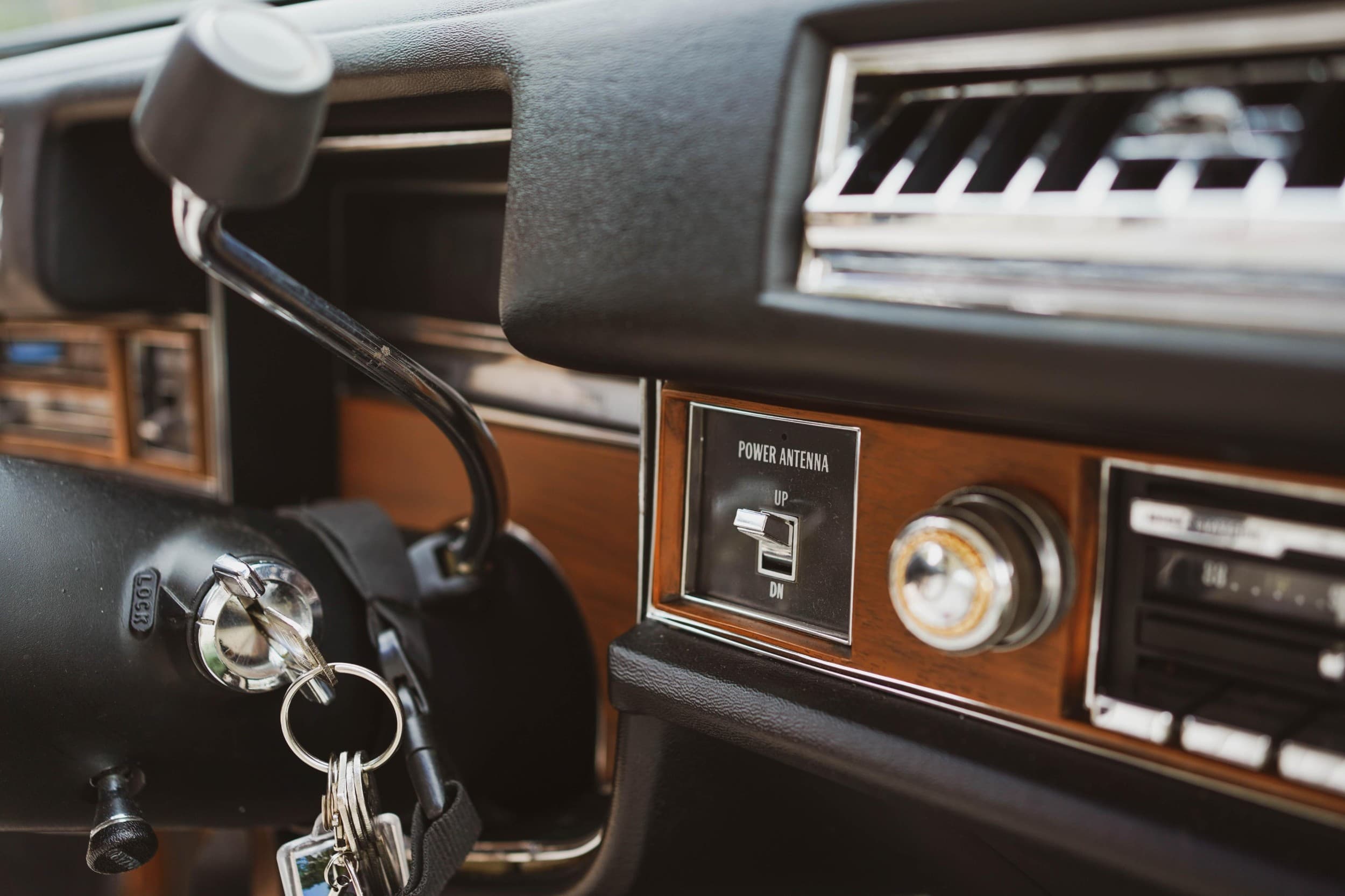 Przejazd Zabytkowym Cadillakiem DeVille | Poznań | Wyjątkowy Prezent
