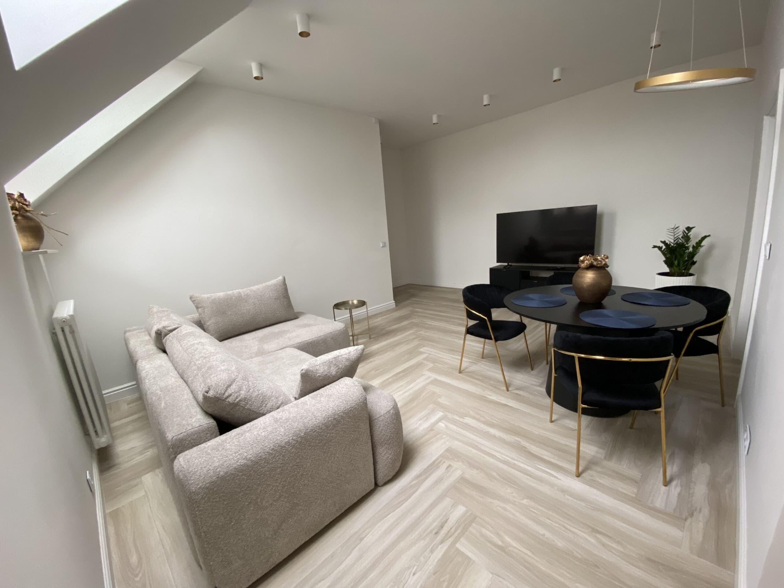 Pobyt w Apartamencie Superior (2 Noce, 1-4 Osoby) | Srebrna Luxury Apartments | Łódź | Wyjątkowy Prezent