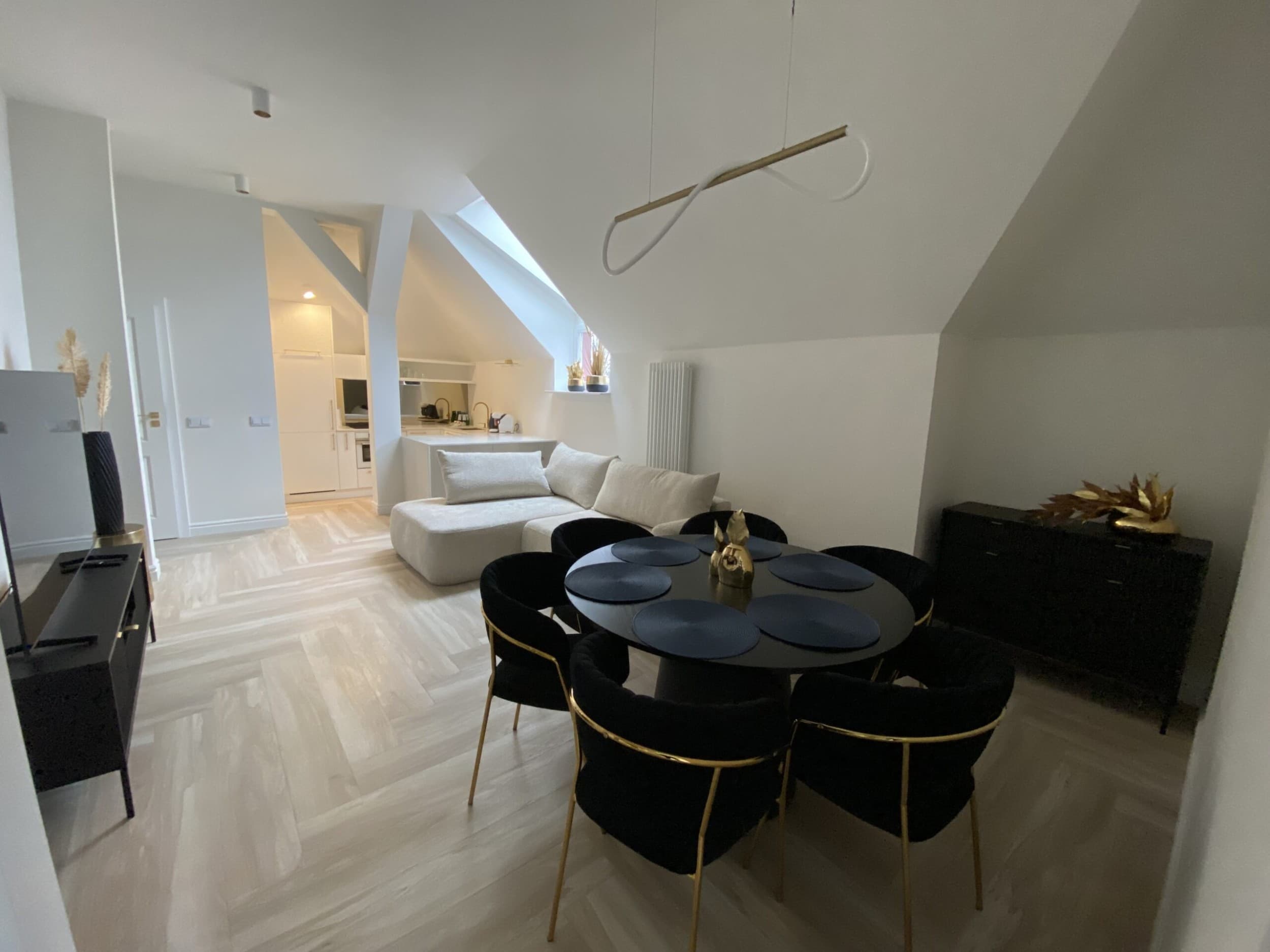 Pobyt w Apartamencie Superior (2 Noce, 1-4 Osoby) | Srebrna Luxury Apartments | Łódź | Wyjątkowy Prezent