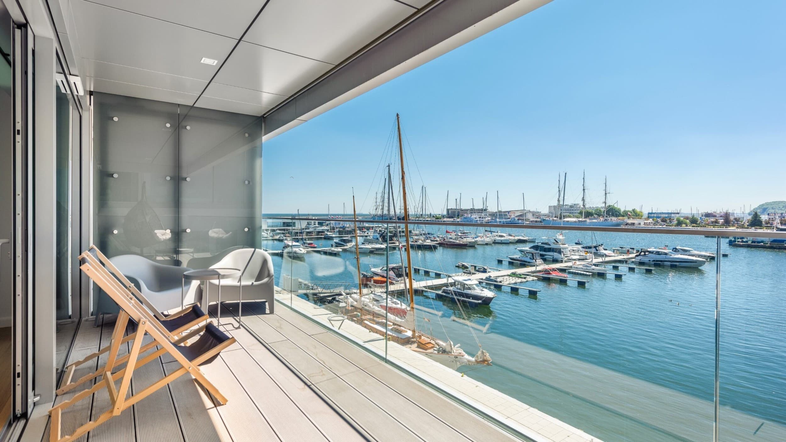 Pobyt w Luksusowym Apartamencie Yacht Park (2 Noce, 1-4 Osoby) | Flatbook Apartments | Gdynia | Wyjątkowy Prezent