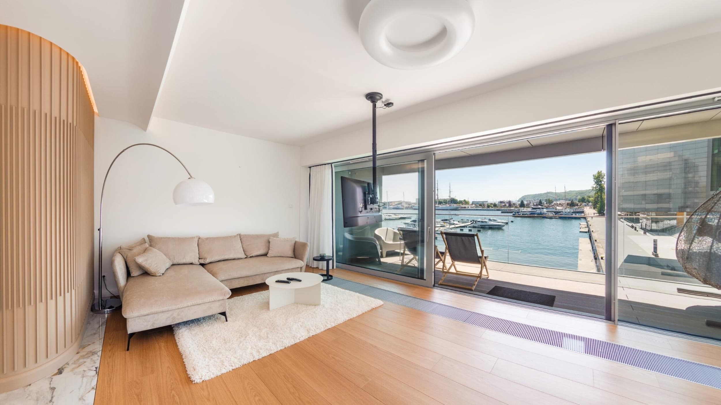 Pobyt w Luksusowym Apartamencie Yacht Park (2 Noce, 1-4 Osoby) | Flatbook Apartments | Gdynia | Wyjątkowy Prezent