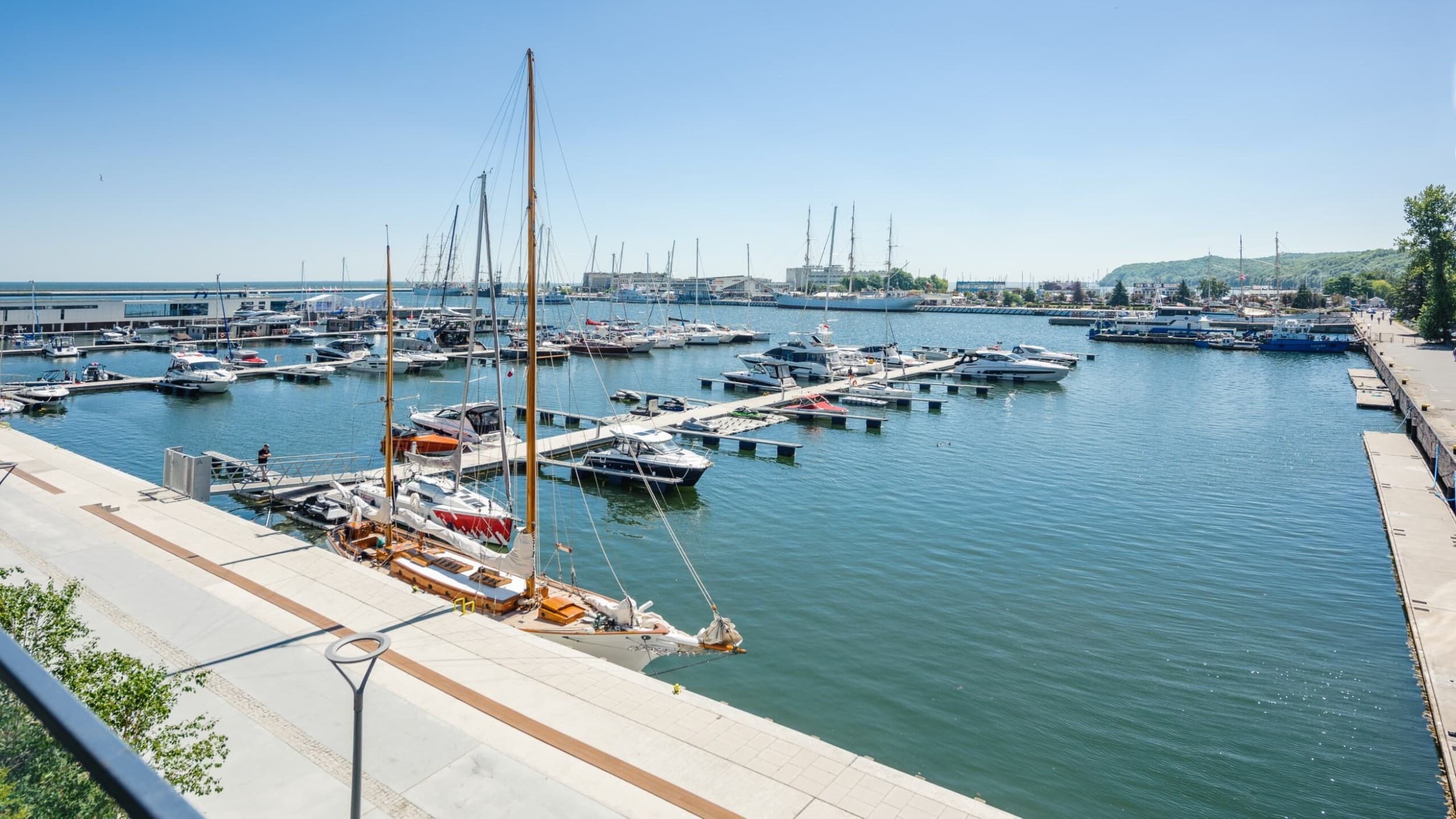 Pobyt w Luksusowym Apartamencie Yacht Park (2 Noce, 1-4 Osoby) | Flatbook Apartments | Gdynia | Wyjątkowy Prezent