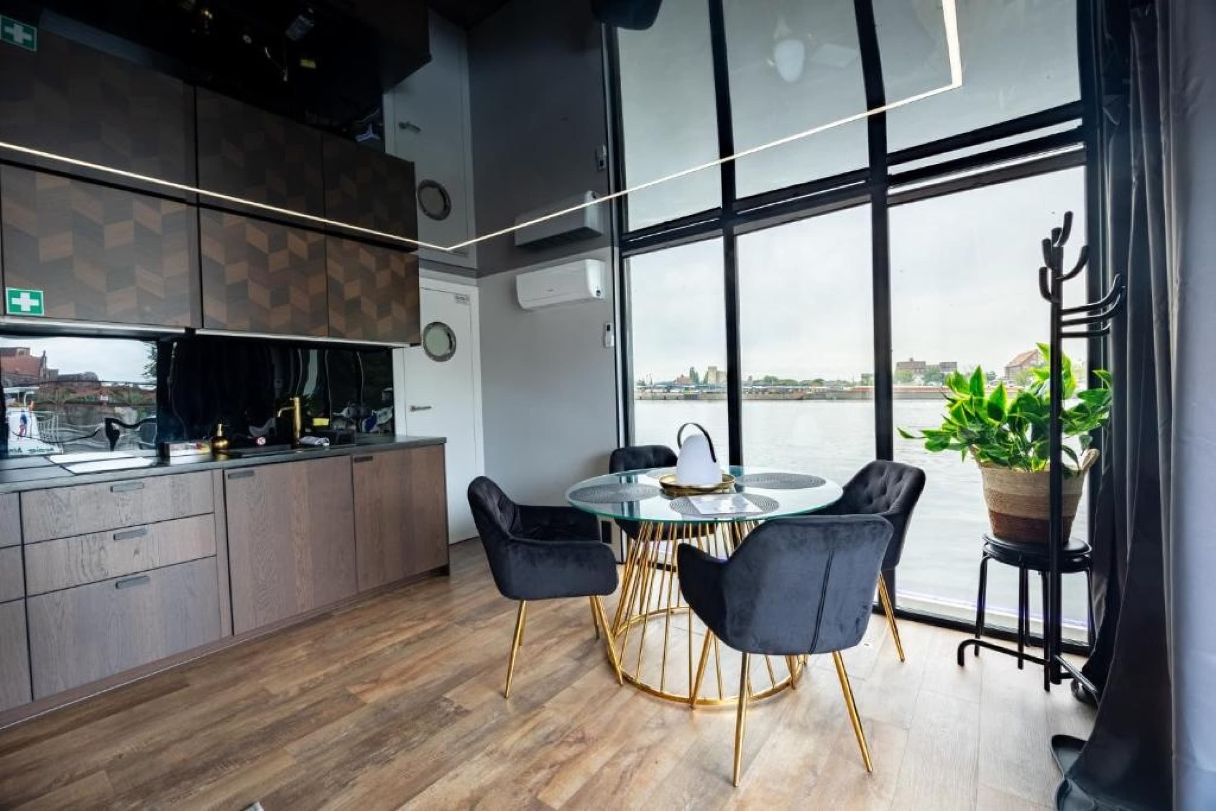 Pobyt w Domku na Wodzie (2 Noce, 1-6 Osób) | Energy Apartments | Szczecin | Wyjątkowy Prezent