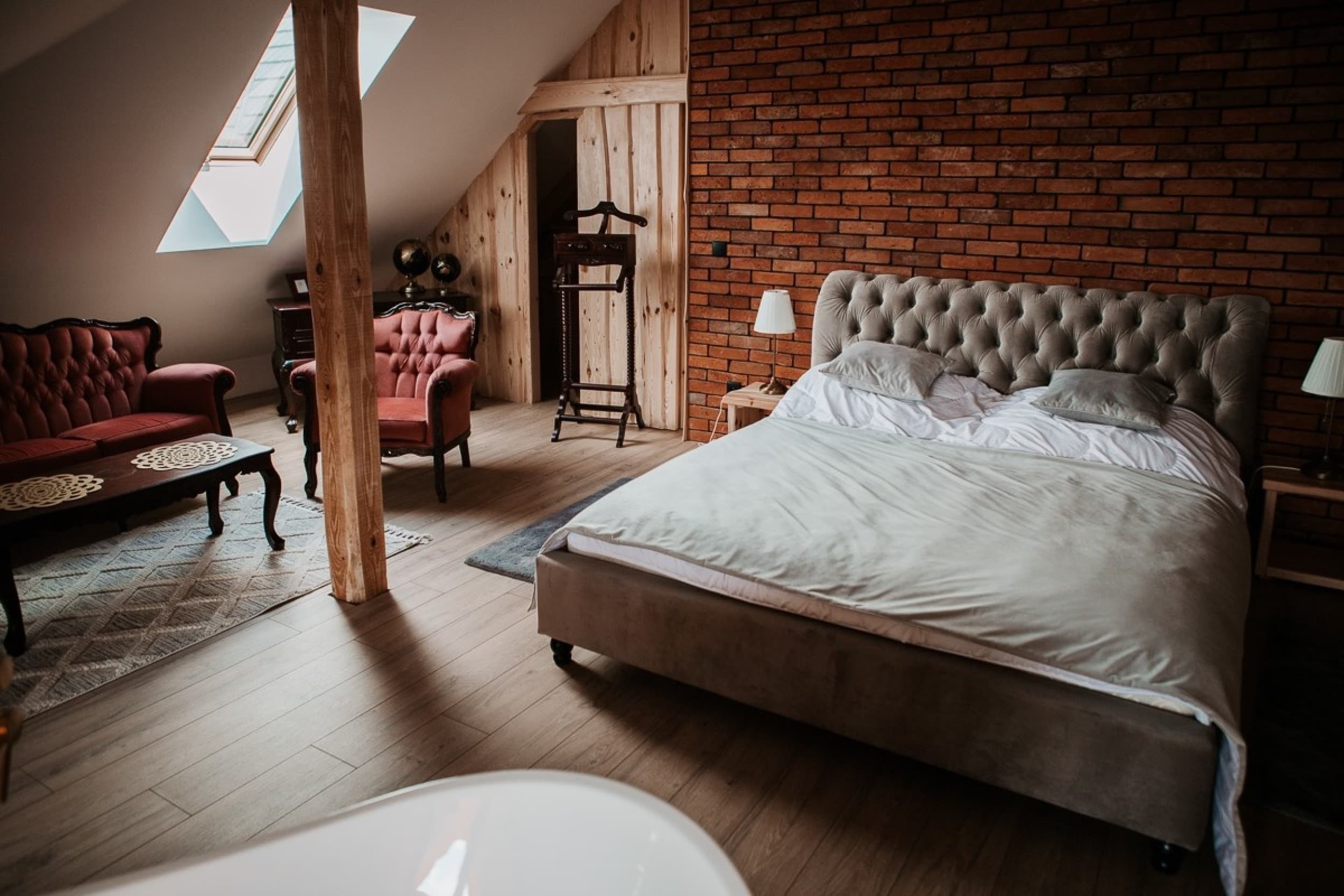 Romantyczny Pobyt w Apartamencie (1 Noc, 2 Osoby) | Skansen Bicz Family & SPA | Bicz | Wyjątkowy Prezent