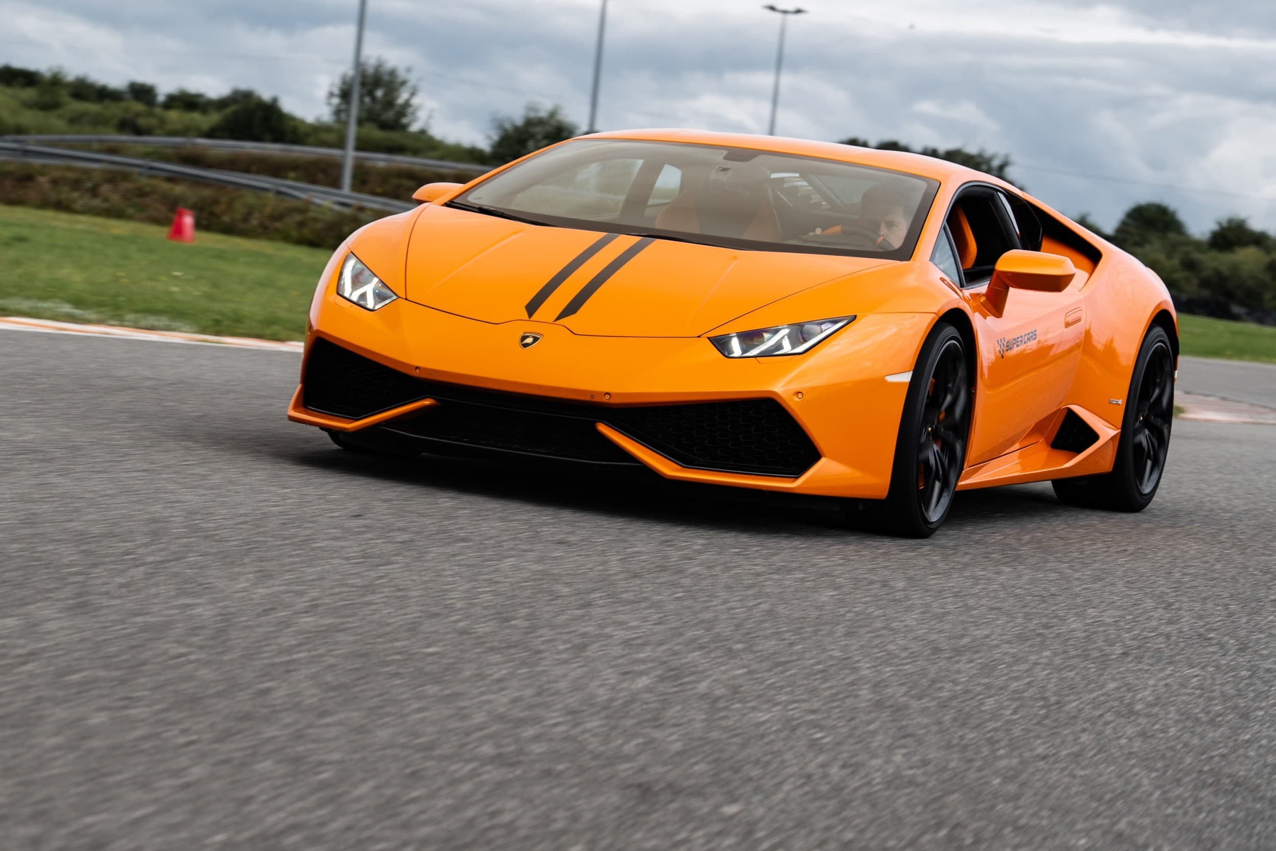 Jazda Lamborghini Huracan | 1 okrążenie | Wiele Lokalizacji
