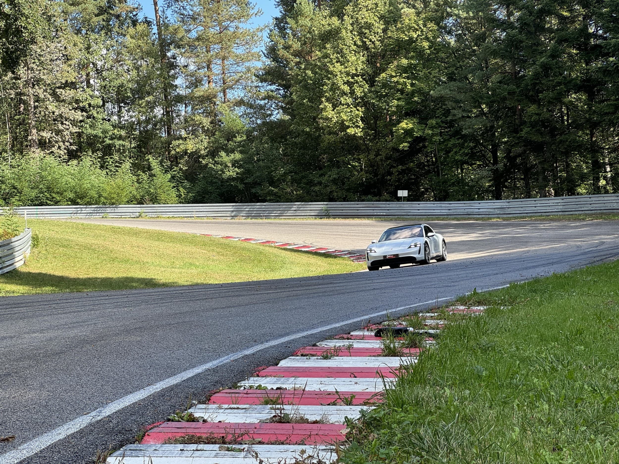 Jazda Porsche Taycan Cross Turismo 4S Performance Plus dla Dwojga | 2 okrążenia | Kielce | Wyjątkowy Prezent