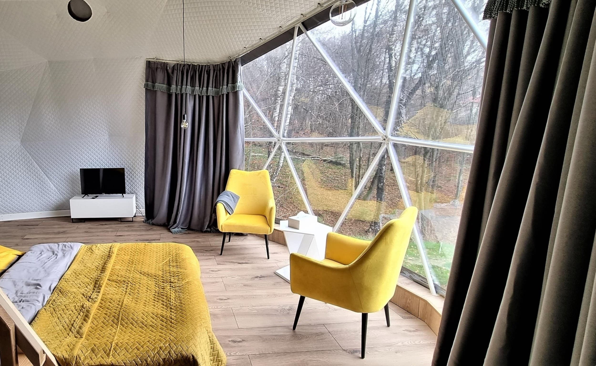 Glamping z Jacuzzi w Bieszczadach (2 Noce, 2 Osoby) | Dolina Gwiazd | Zawadka | Wyjątkowy Prezent
