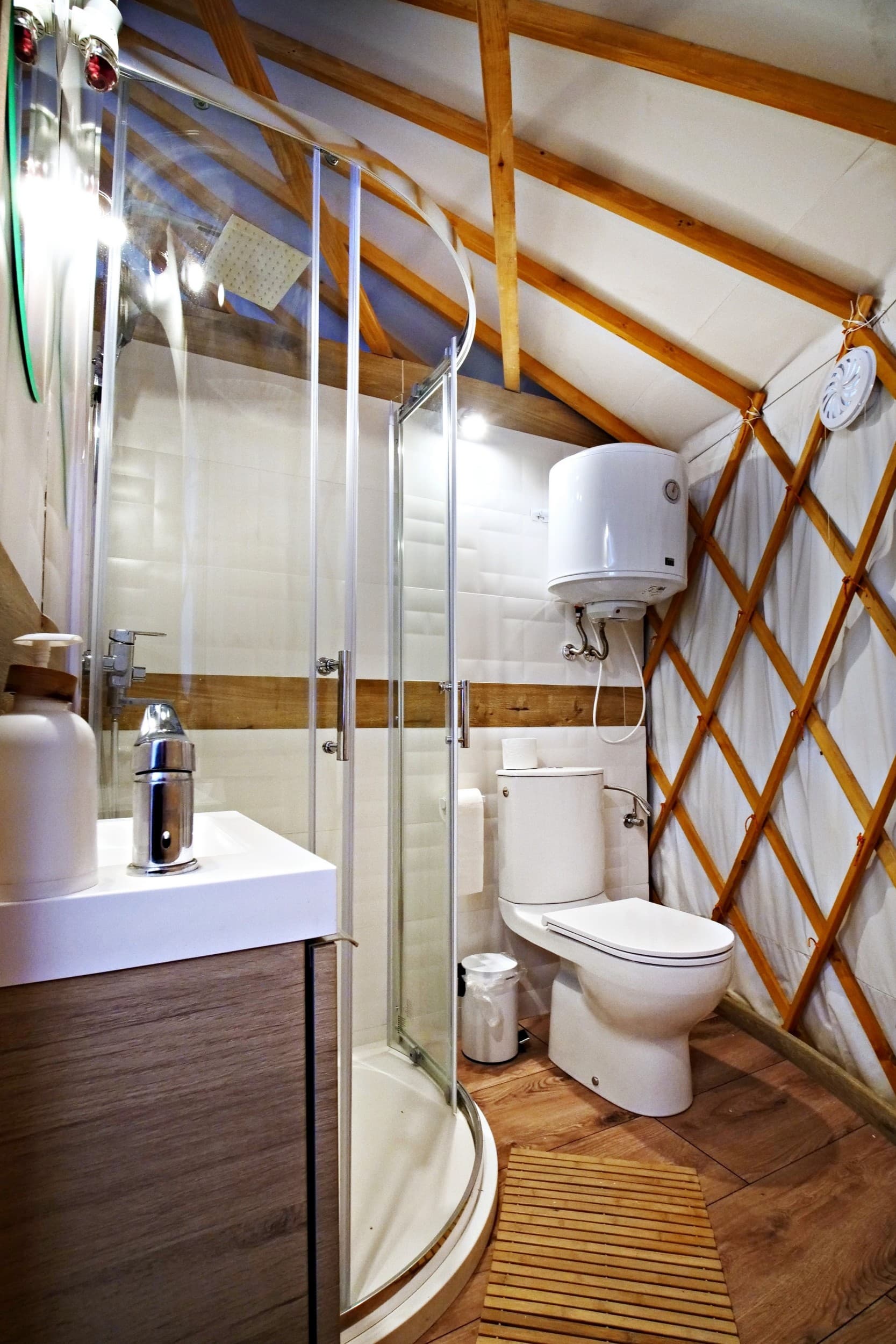 Odprężający Pobyt w Jurcie z Jacuzzi w Bieszczadach (3 Noce, 2 Osoby) | Dolina Gwiazd | Zawadka  | Wyjątkowy Prezent