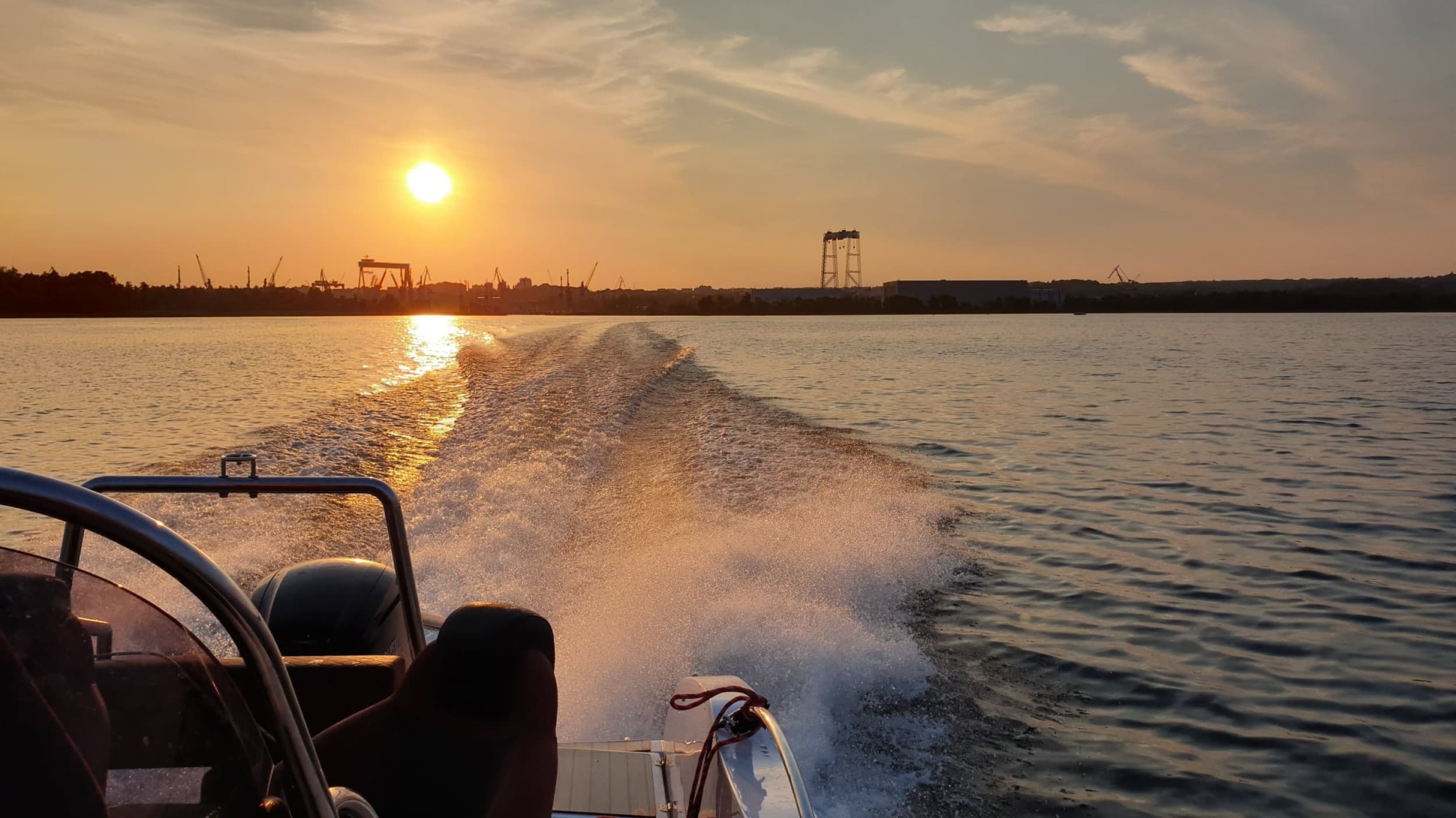 Rejs Motorówką dla Przyjaciół (60 minut) | Szczecin