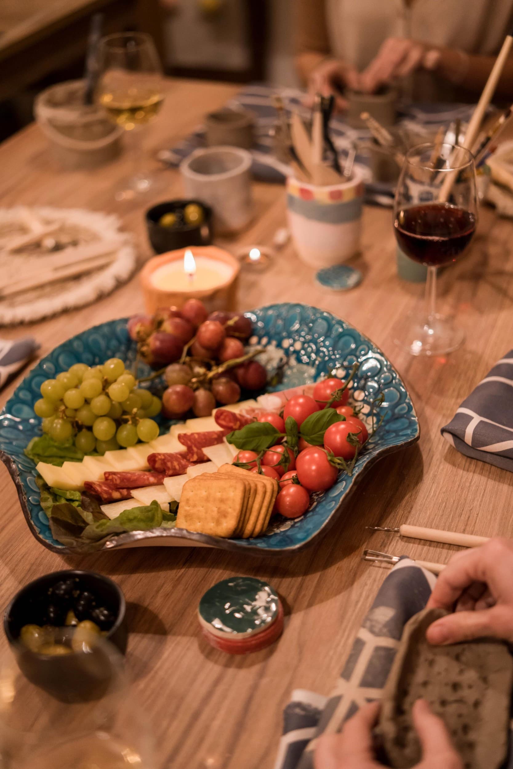 Warsztaty z Ceramiki ze Szkliwieniem przy Winie | Suchy Las | Wyjątkowy Prezent