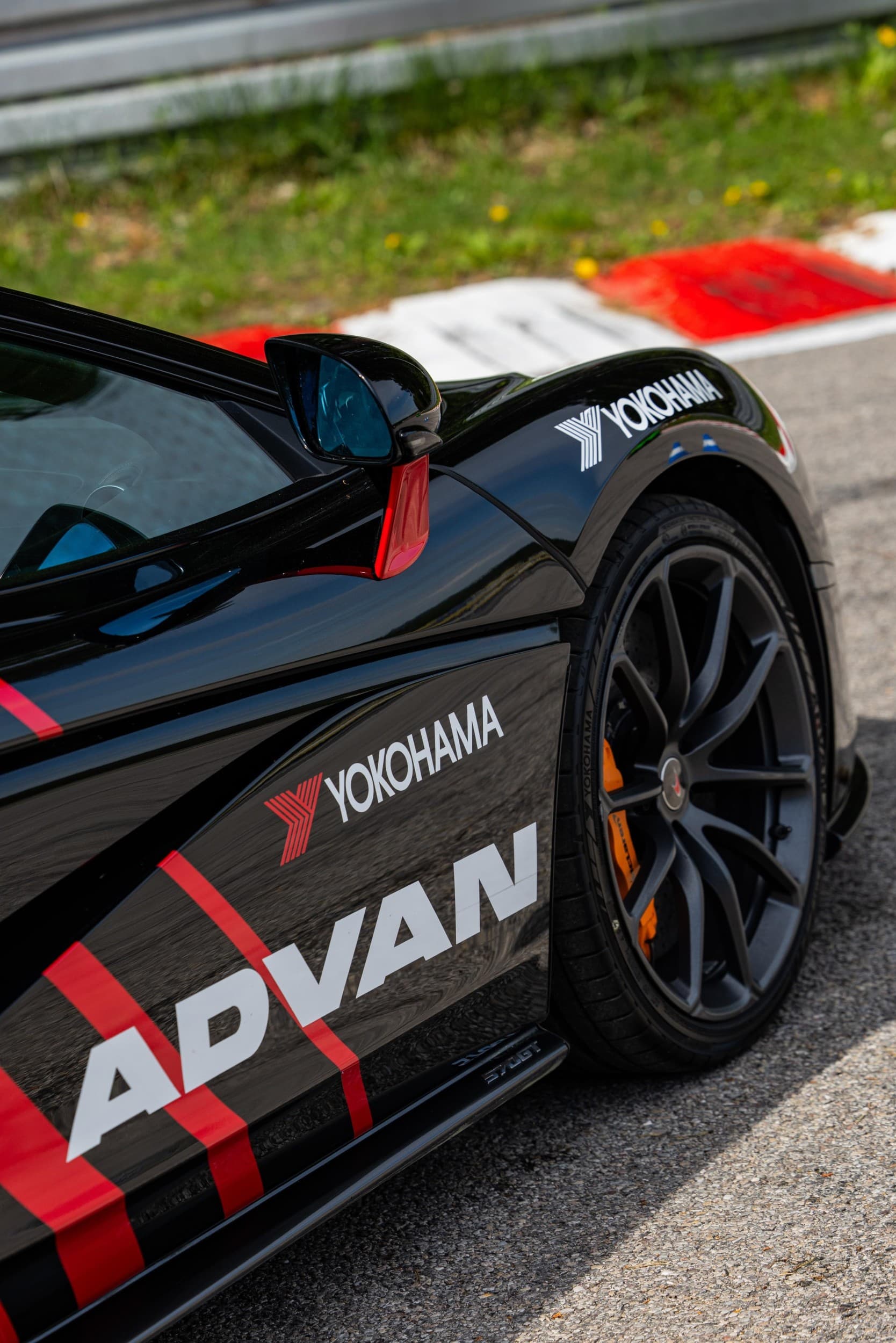 Poprowadź McLaren 570GT | 10 okrążeń | Wiele Lokalizacji 