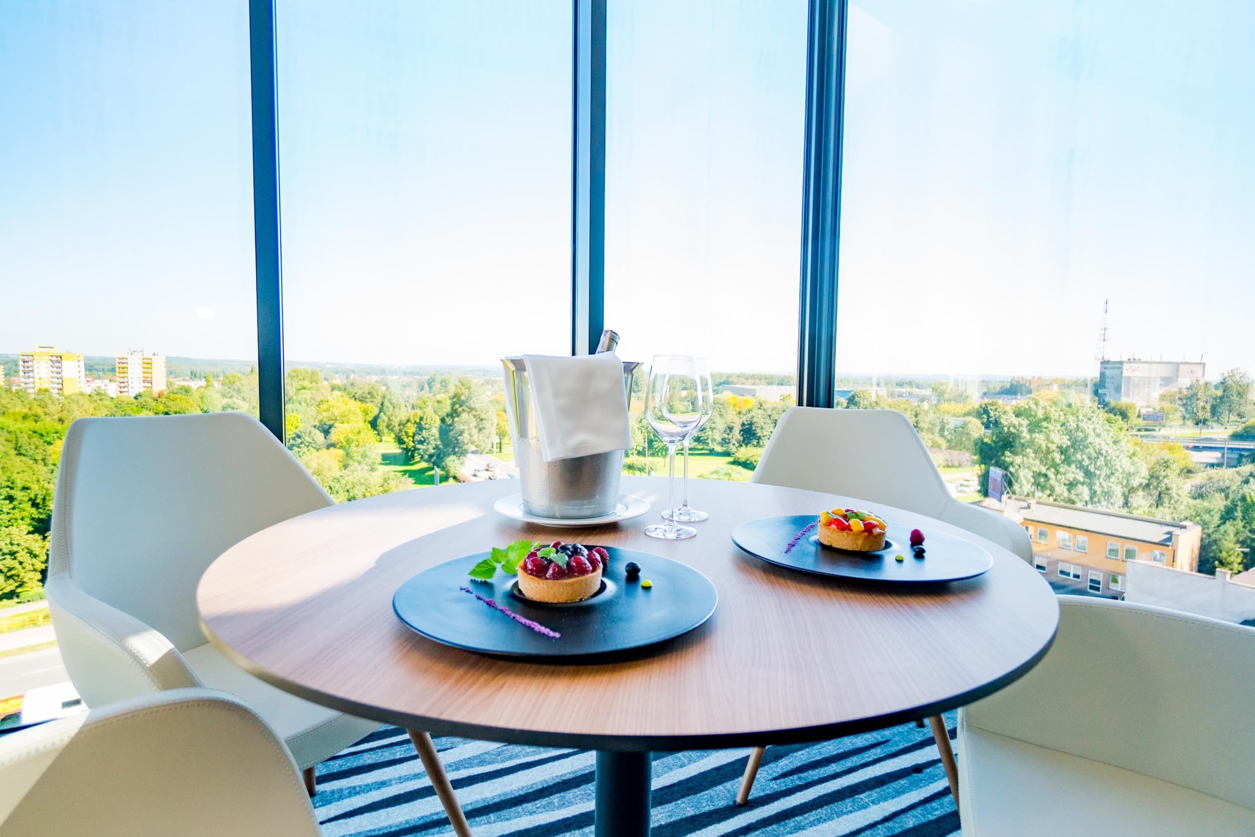 Romantyczny Pobyt w Apartamencie (1 Noc, 2 Osoby) | Holiday Inn Dąbrowa Górnicza | Dąbrowa Górnicza  | Wyjątkowy Prezent
