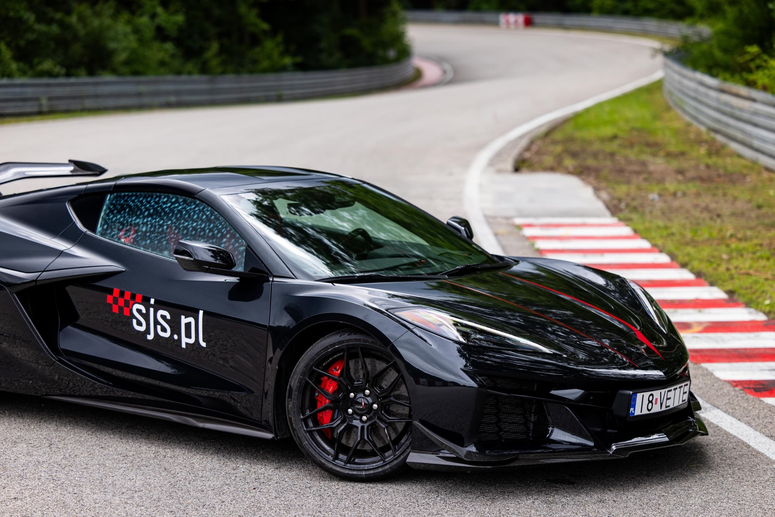 Poprowadź Chevroleta Corvette C8 | 2 okrążenia | Wiele Lokalizacji | Wyjątkowy Prezent