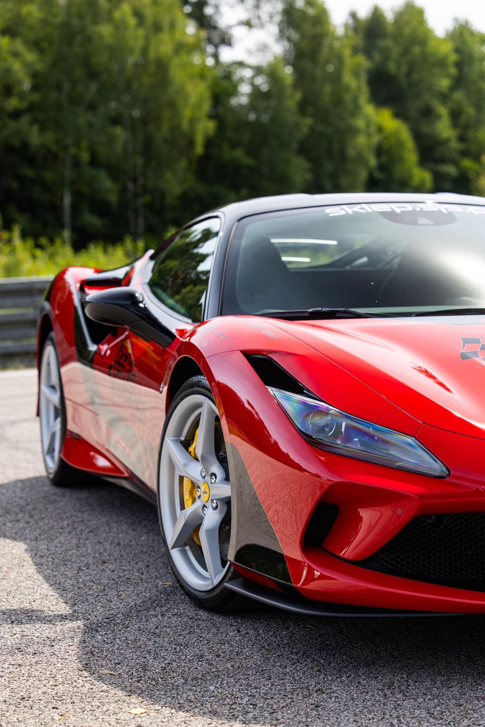 Przejażdżka Ferrari F8 dla Dziecka | 1 okrążenie | Wiele Lokalizacji  | Wyjątkowy Prezent