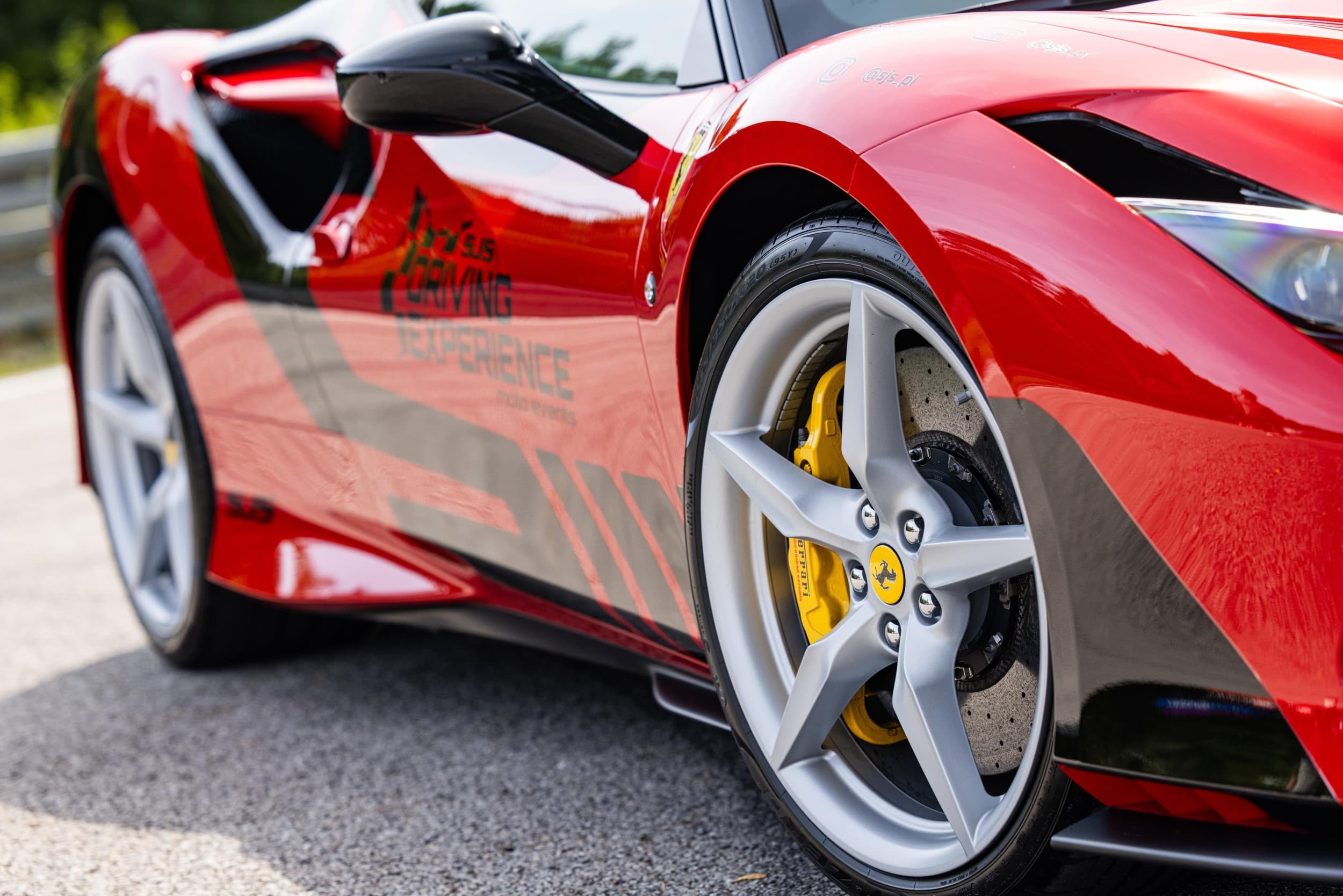 Poprowadź Ferrari F8 | 1 okrążenie | Wiele Lokalizacji | Wyjątkowy Prezent