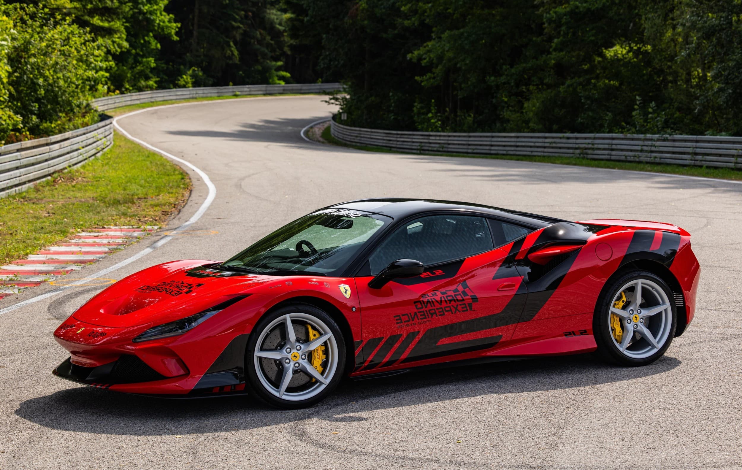 Poprowadź Ferrari F8 | 1 okrążenie | Wiele Lokalizacji | Wyjątkowy Prezent