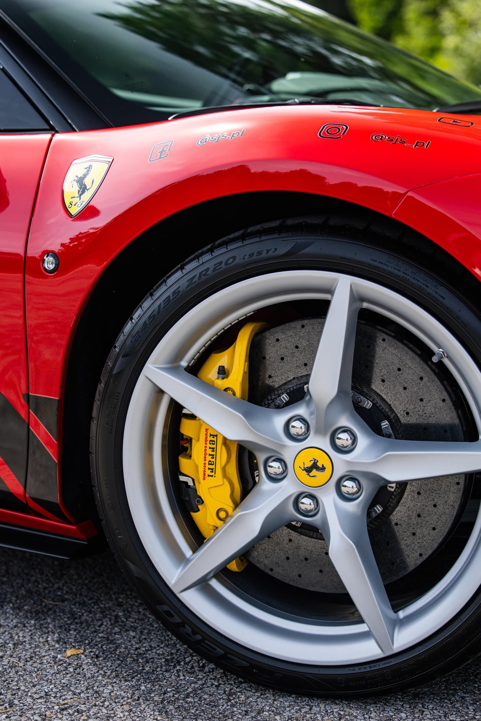 Poprowadź Ferrari F8 | 2 okrążenia | Wiele Lokalizacji | Wyjątkowy Prezent