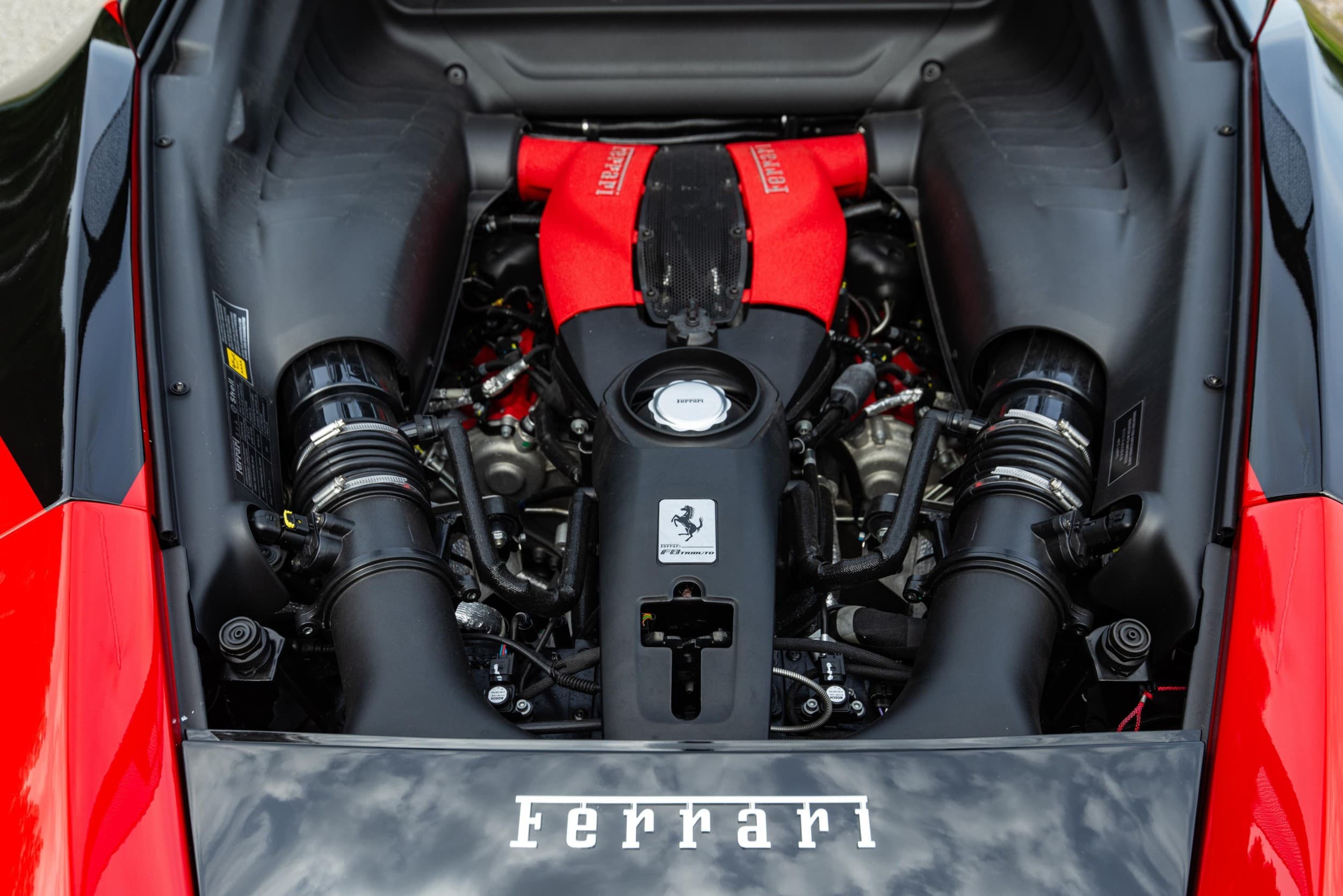 Poprowadź Ferrari F8 | 2 okrążenia | Wiele Lokalizacji | Wyjątkowy Prezent