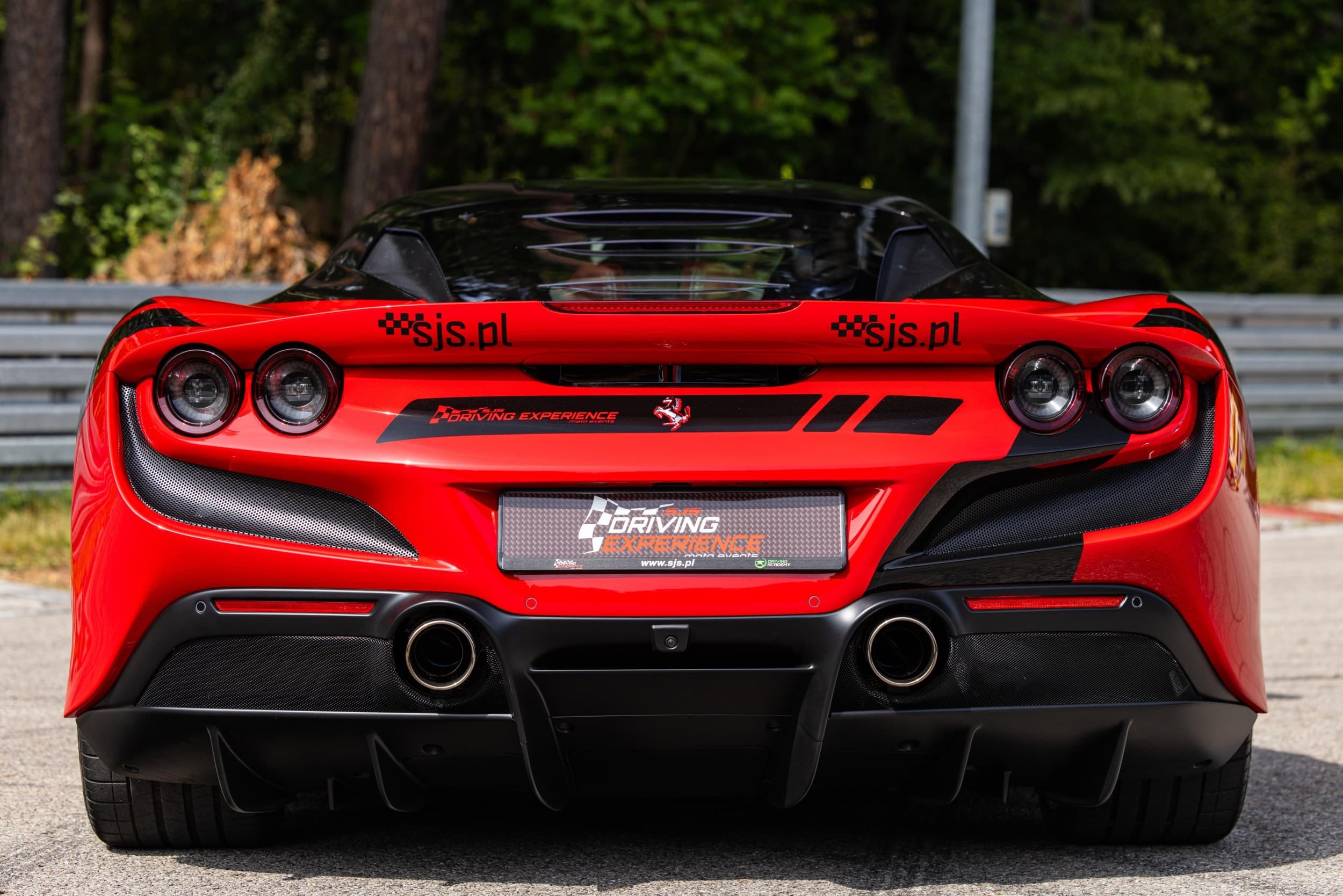 Poprowadź Ferrari F8 | 2 okrążenia | Wiele Lokalizacji | Wyjątkowy Prezent