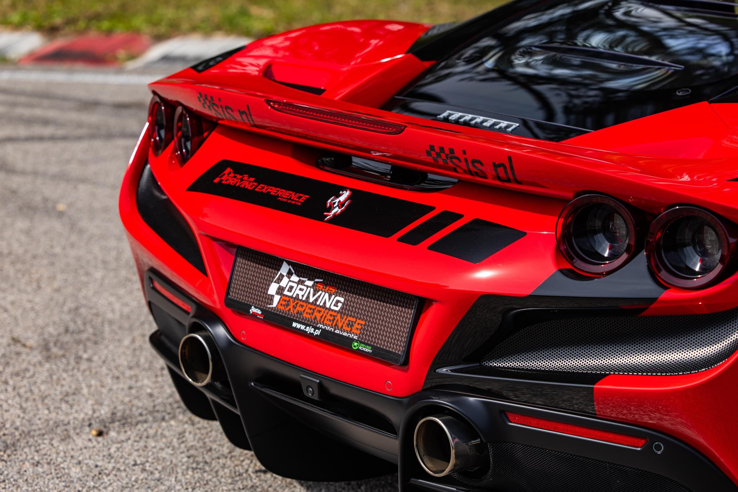Poprowadź Ferrari F8 | 3 okrążenia | Wiele Lokalizacji | Wyjątkowy Prezent