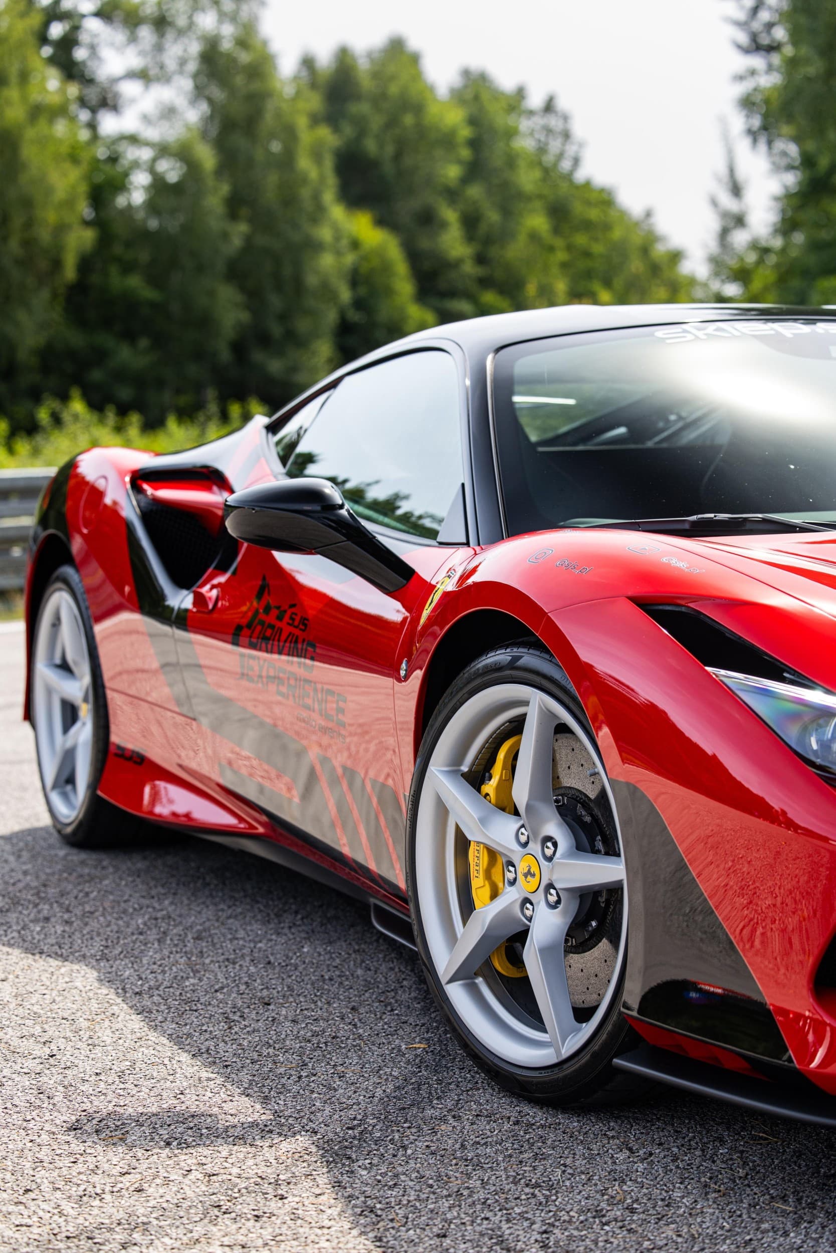 Poprowadź Ferrari F8 | 5 okrążeń | Wiele Lokalizacji | Wyjątkowy Prezent