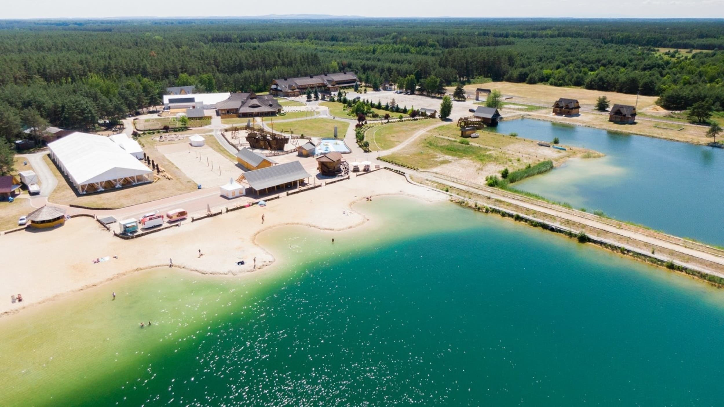 Odprężający Pobyt w Leśnym Domku (2 Noce, 2 Osoby) | Bajka Hotel & Resort | Grodziec | Wyjątkowy Prezent