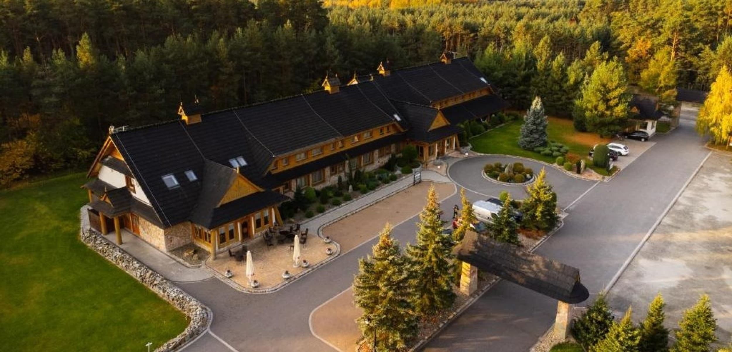 Odprężający Pobyt w Leśnym Domku (2 Noce, 2 Osoby) | Bajka Hotel & Resort | Grodziec | Wyjątkowy Prezent
