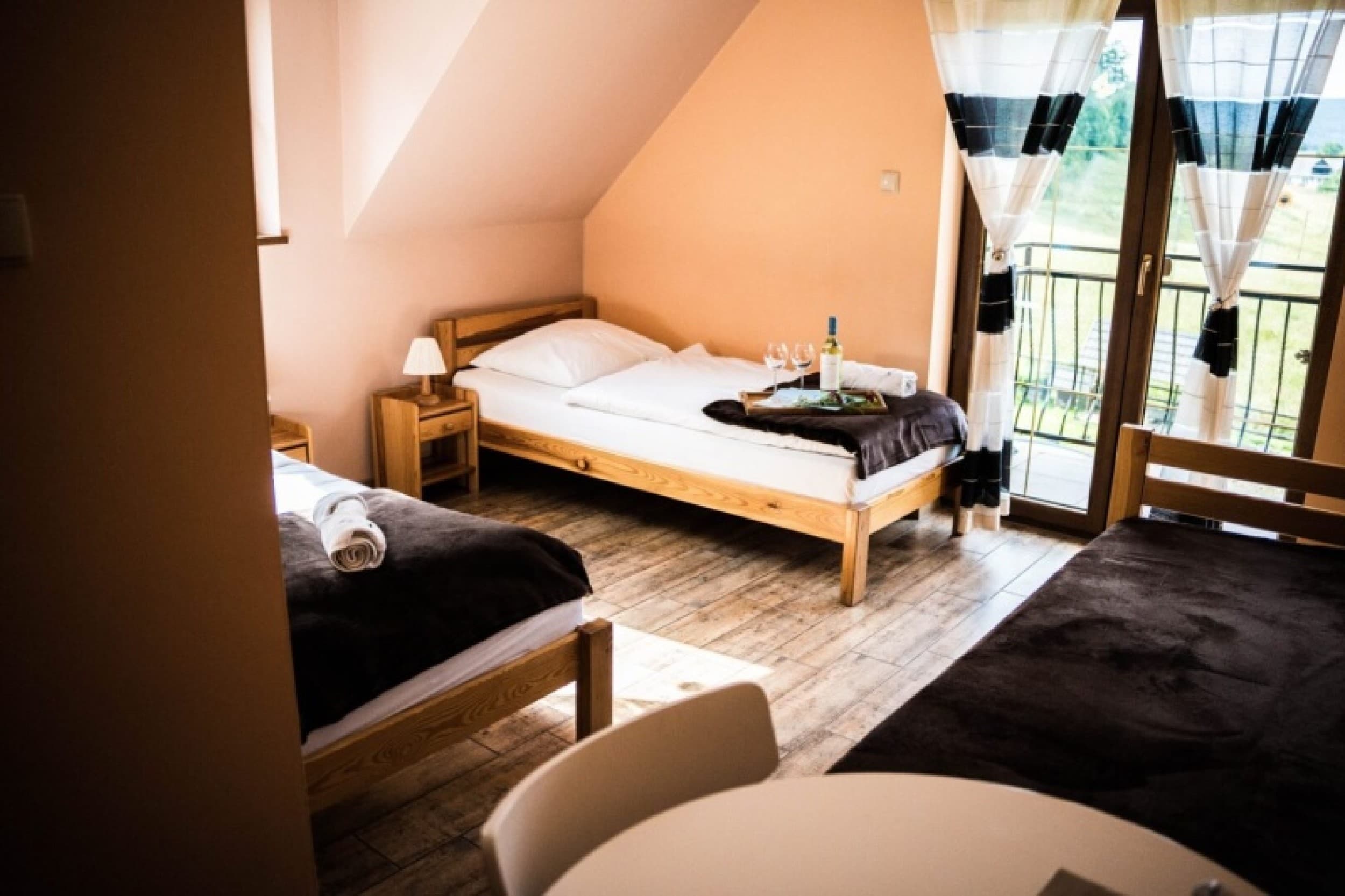 Romantyczny Pobyt w Apartamencie w Beskidach (2 Noce, 2 Osoby) | Chata na Końcu Świata | Słopnice  | Wyjątkowy Prezent