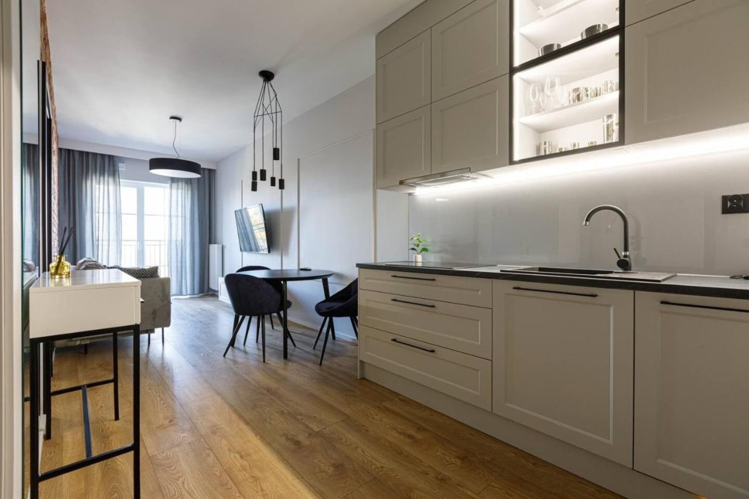  Romantyczny Pobyt w Apartamencie (2 Noce, 2 Osoby) | Golden Apartments | Wrocław