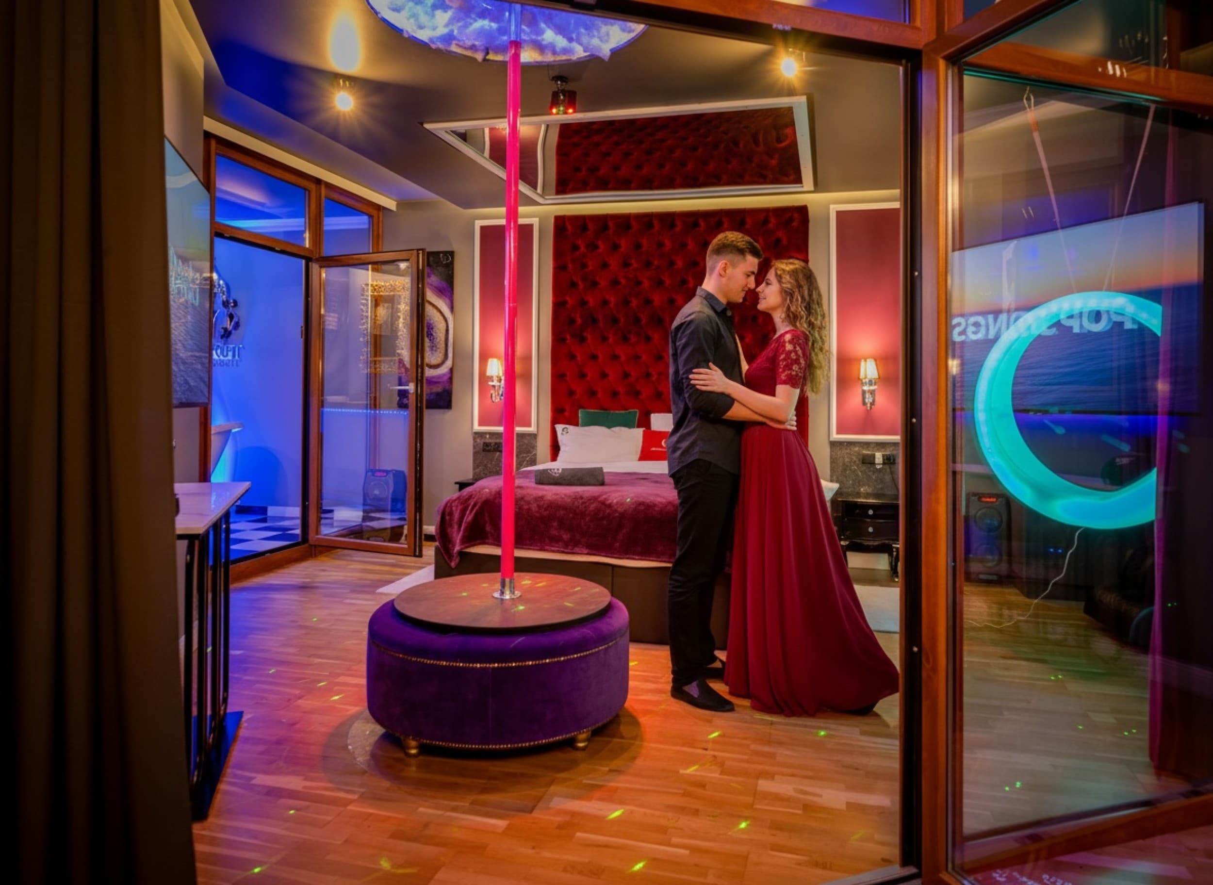 Romantyczny Pobyt w Apartamencie Pink (1 Noc, 2 Osoby) | Secret Room | Gdańsk | Wyjątkowy Prezent