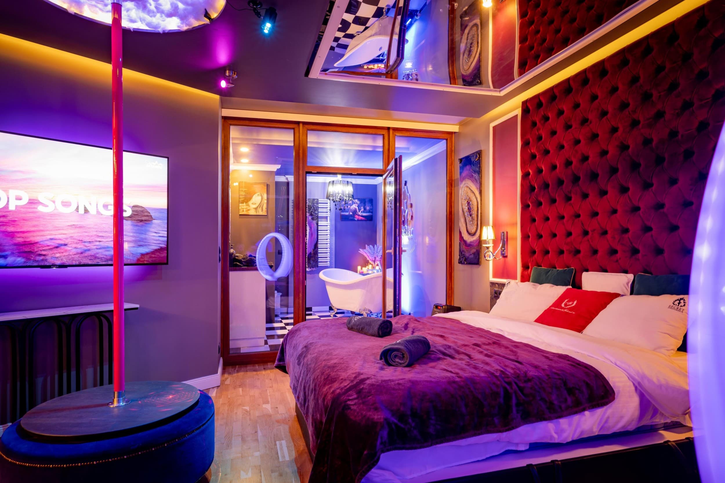 Romantyczny Pobyt w Apartamencie Pink (1 Noc, 2 Osoby) | Secret Room | Gdańsk | Wyjątkowy Prezent