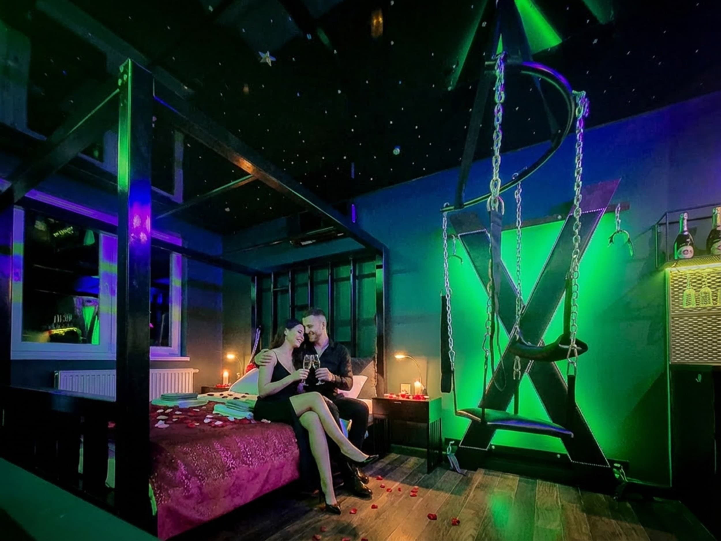 Romantyczny Pobyt w Apartamencie Green (1 Noc, 2 Osoby) | Secret Room | Toruń | Wyjątkowy Prezent
