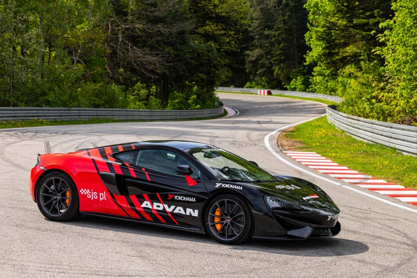 Poprowadź McLaren 570GT | 3 okrążenia | Wiele Lokalizacji 