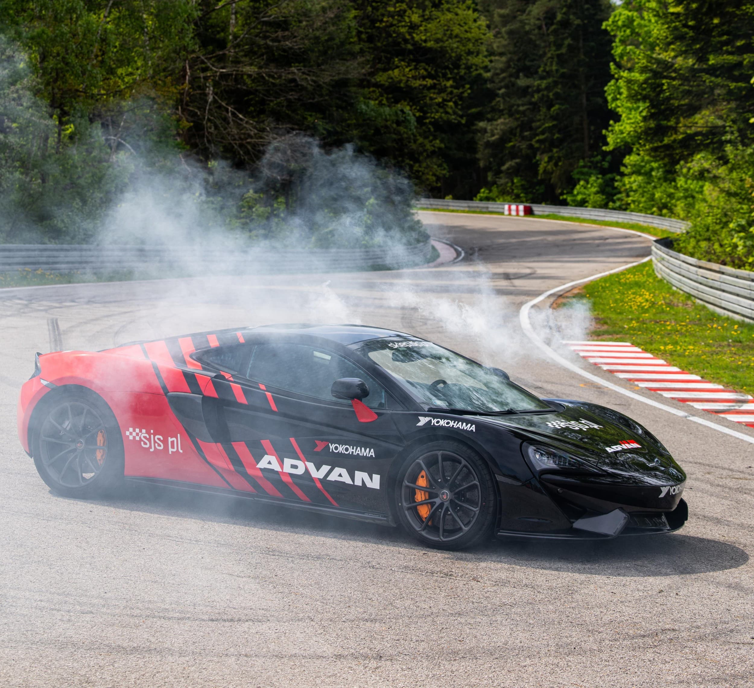 Poprowadź McLaren 570GT | 15 okrążeń | Wiele Lokalizacji  | Wyjątkowy Prezent