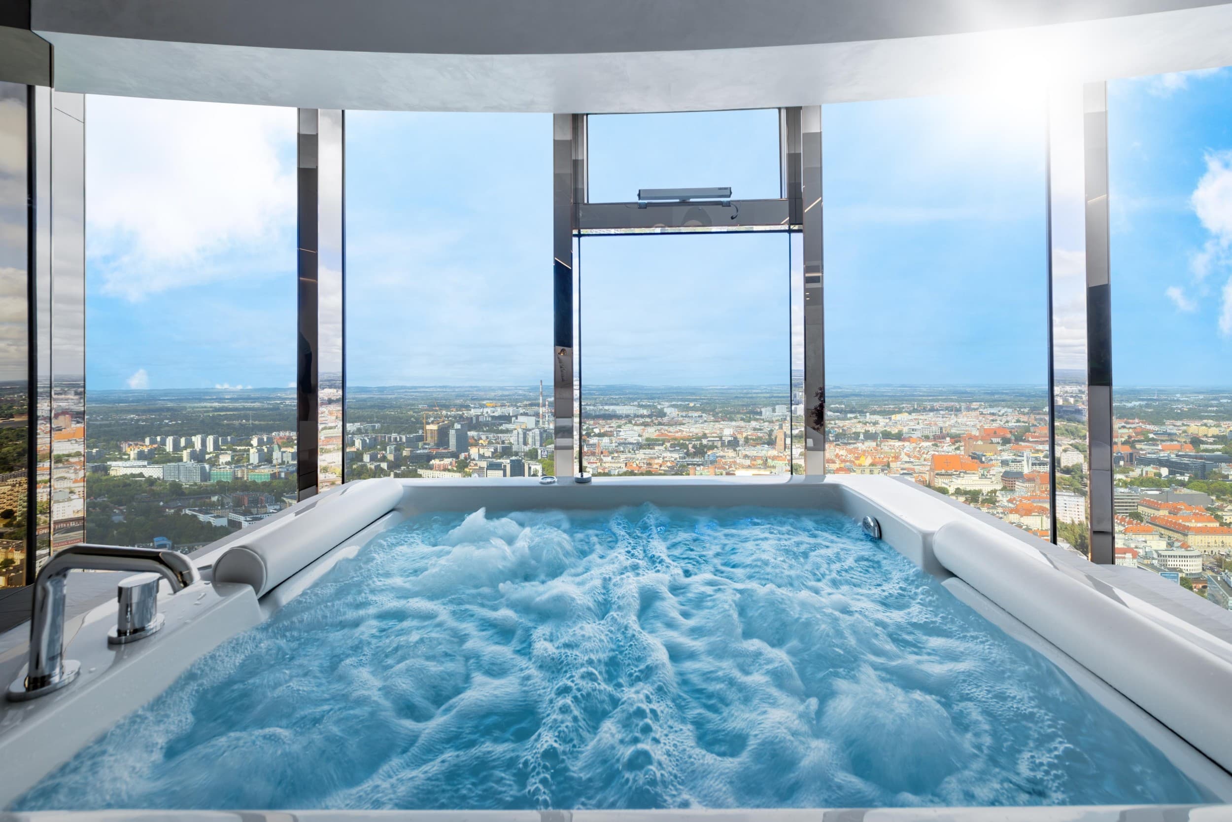 Luksusowy Pobyt w Apartamencie z Jacuzzi (1 Noc, 1-2 Osoby) | Apartamenty  Sky Tower | Wrocław
