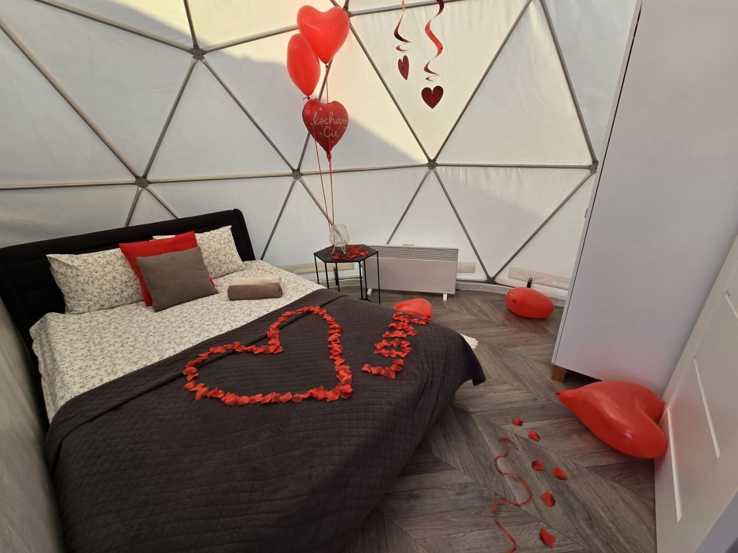 Romantyczny Glamping z Jacuzzi na Wyłączność (1 Noc, 2 Osoby) | Holiday Park Zator Resort & Spa | Zator