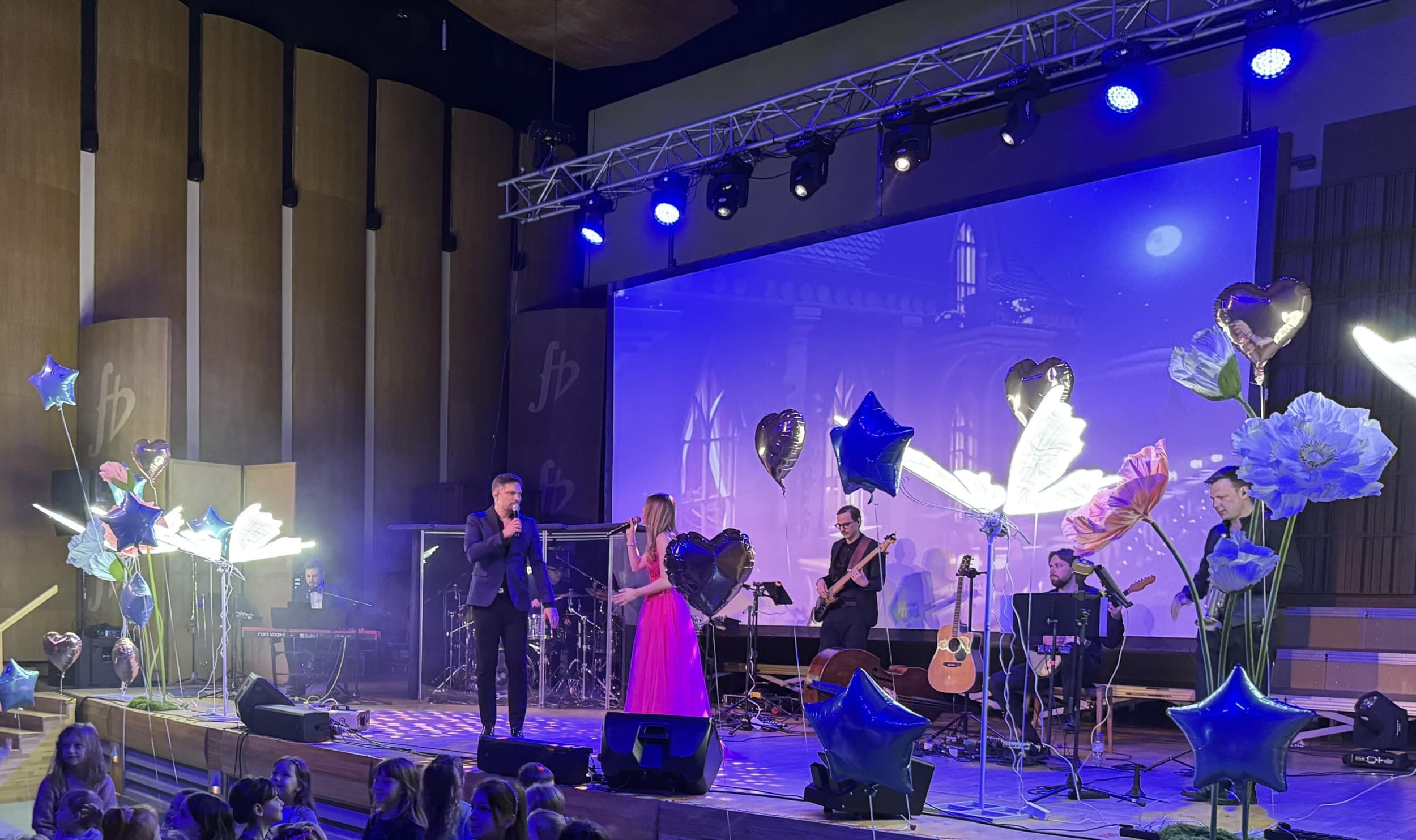 Koncert “Spotkaj Głosy z Bajek” dla Rodziny (1+1) | Wiele Lokalizacji | Wyjątkowy Prezent