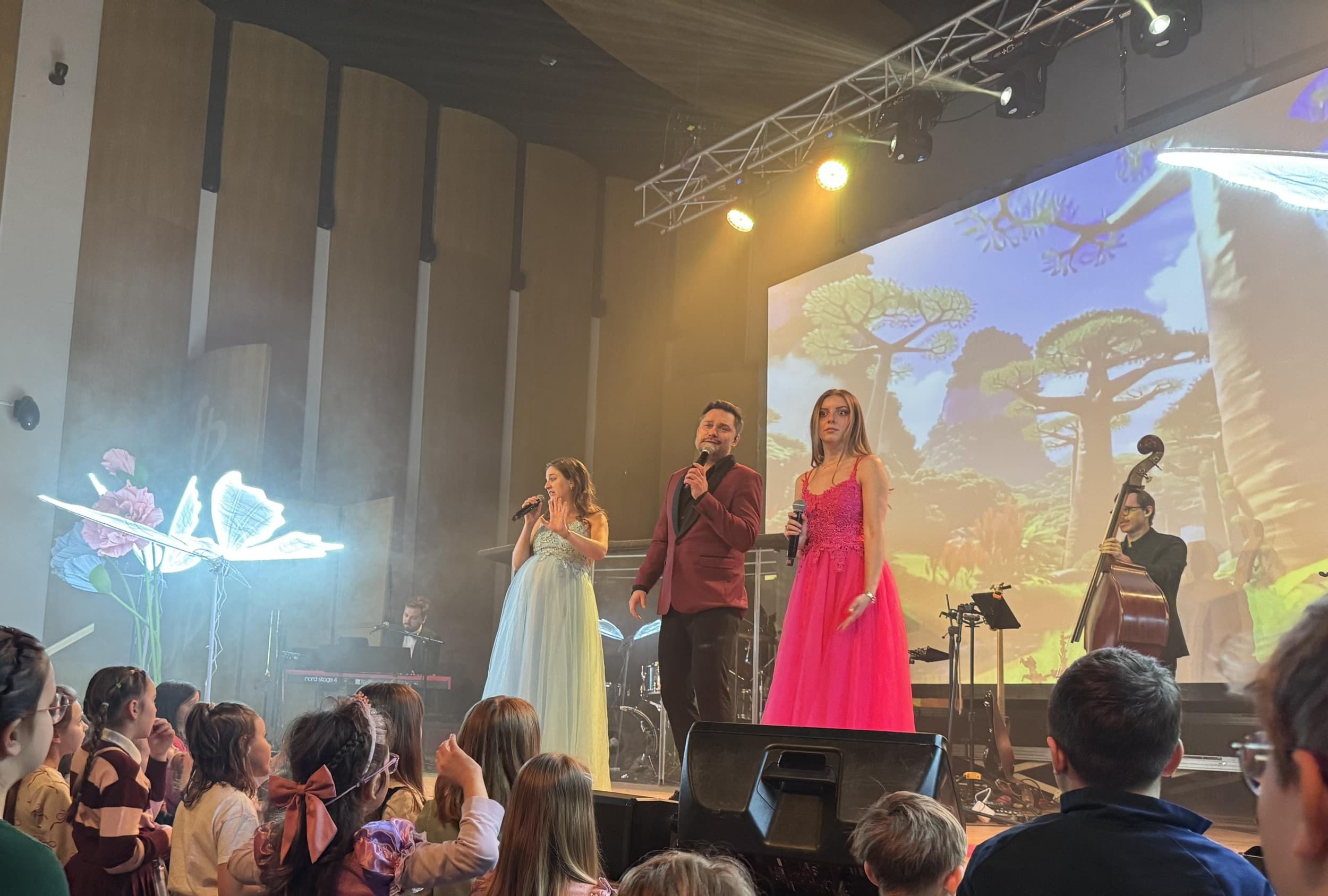 Koncert “Spotkaj Głosy z Bajek” dla Rodziny (2+1) | Wiele Lokalizacji | Wyjątkowy Prezent