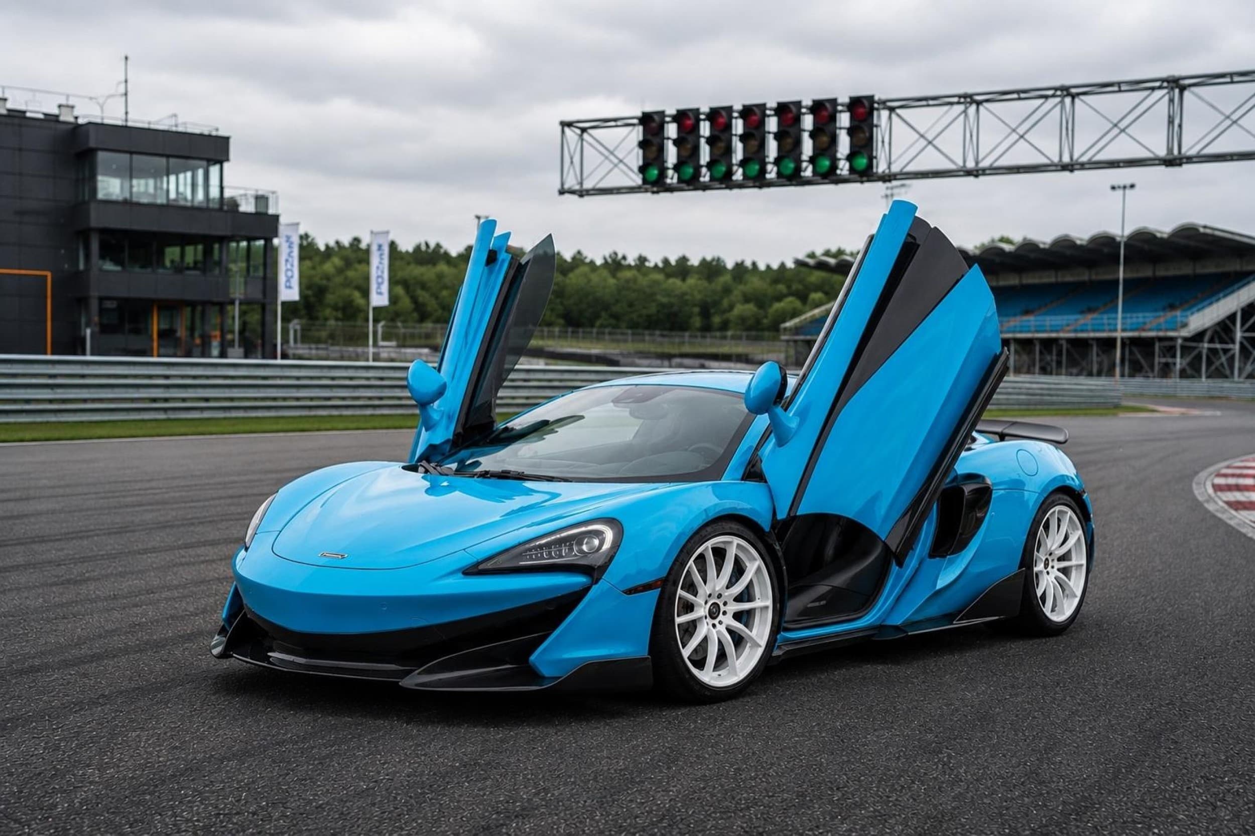 Jazda McLaren 600LT | 4 okrążenia | Wiele Lokalizacji | Wyjątkowy Prezent