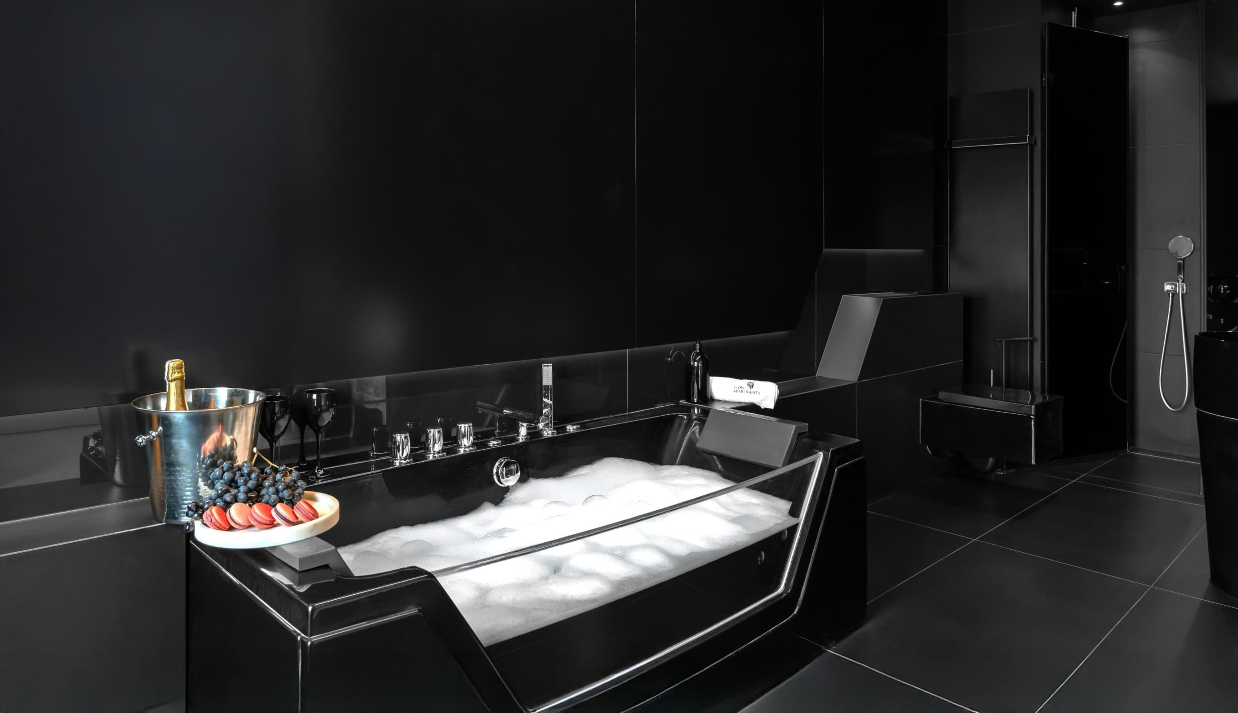 Romantyczny Pobyt w Apartamencie z Jacuzzi (2 Noce, 2 Osoby) | Lion Apartments | Gdańsk